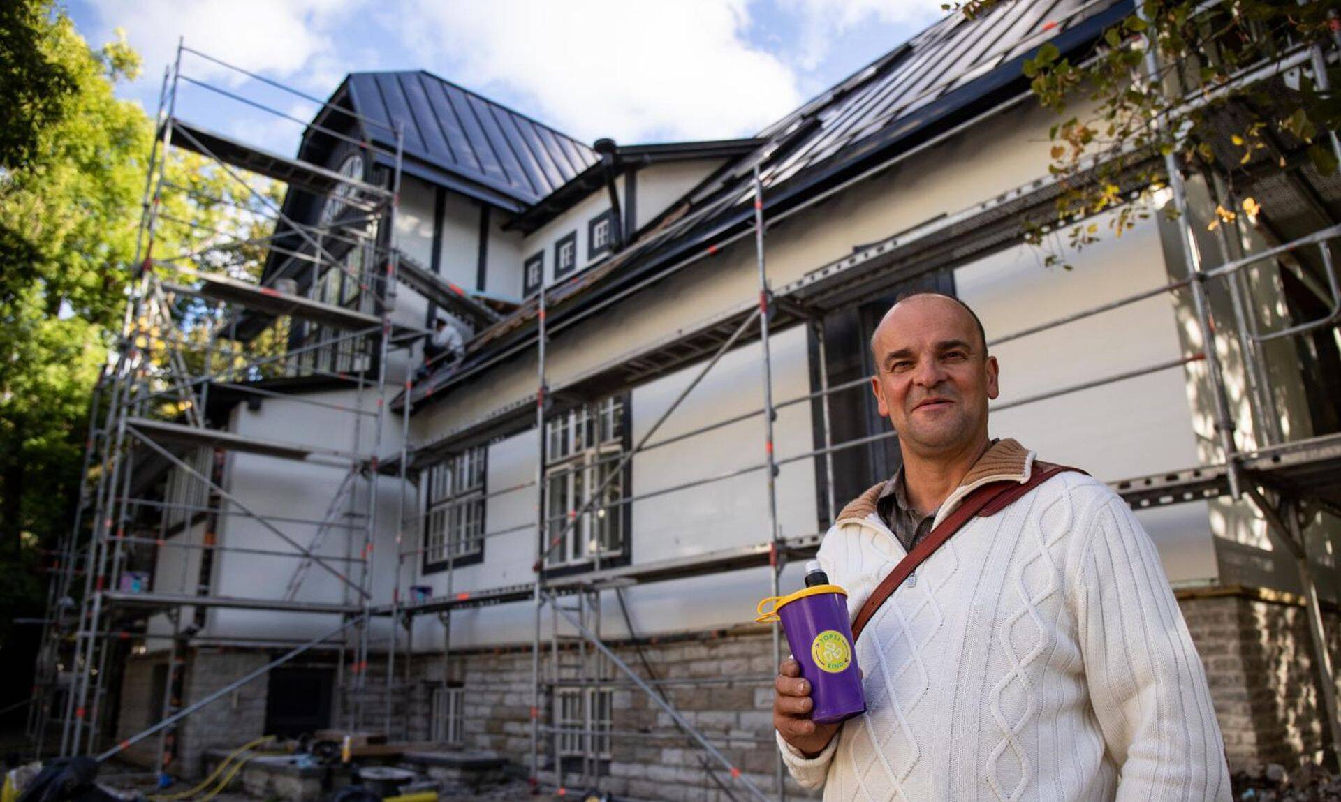 Руководитель Topsiring Айво Кангус на фоне виллы, которую его НКО продала США