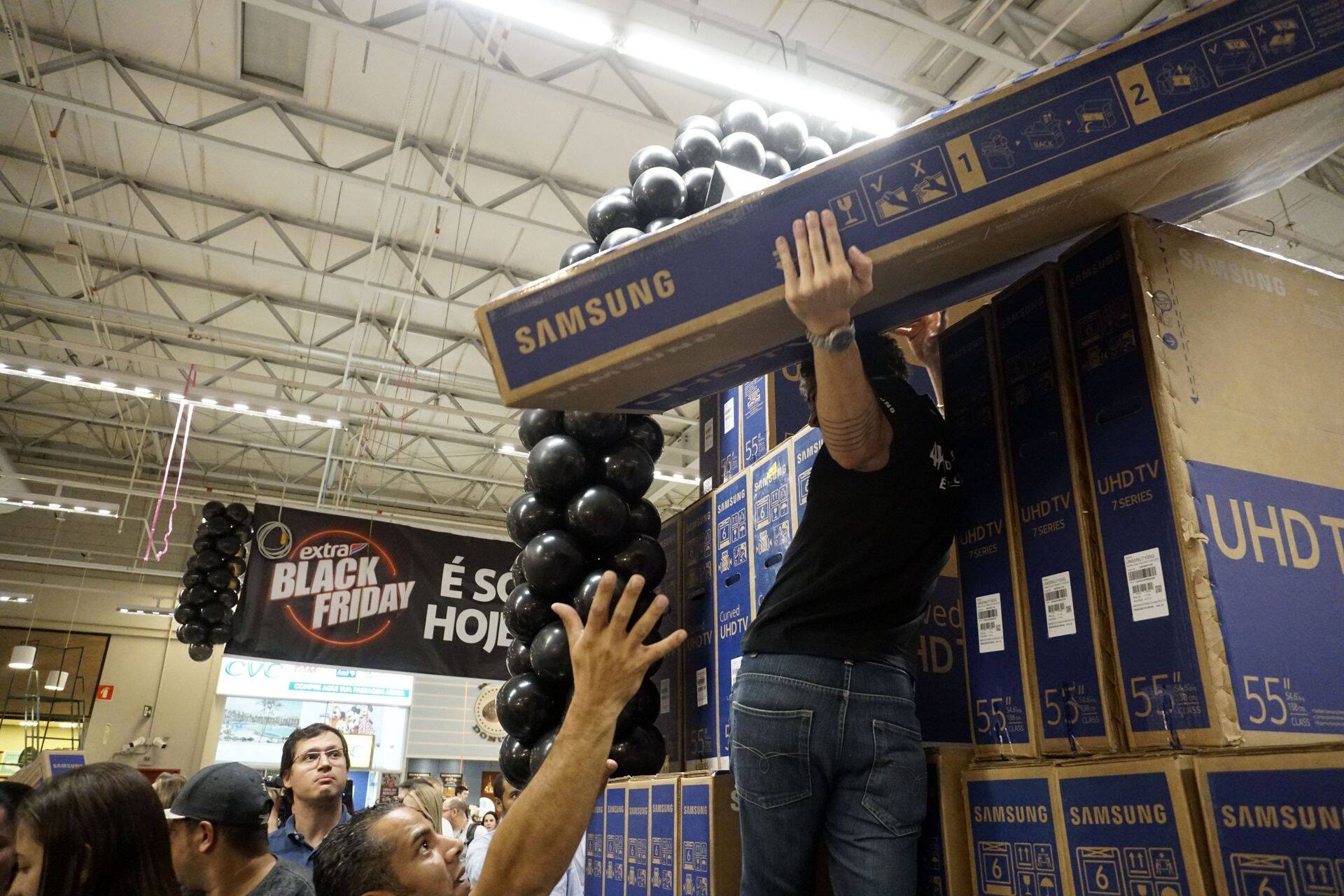 SAO PAULO SP, SP 23/11/2018 BLACK FRIDAY IN BRAZIL: People participate in a ''Black Friday'' event in São Paulo, Brazil, on November 23, 2018. ''Black Friday'' is a term created in the United States to cite the day of big business that is celebrated the next day from Action Thanks, and that in Brazil began to happen in 2010.(Credit Image: © Cris Faga via ZUMA Wire/ZUMAPRESS.com).