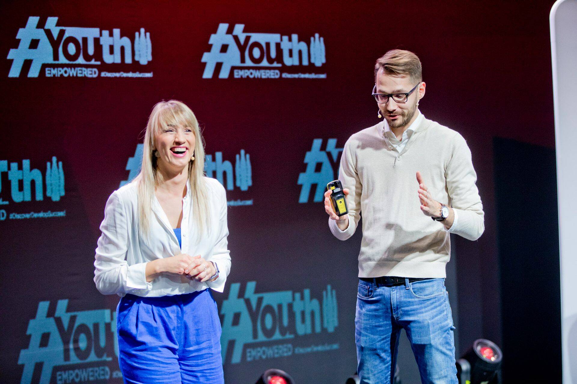 Minihäkatoni juht Sandra Raju sündmusel mentorina osalenud Ander Hindermäega.