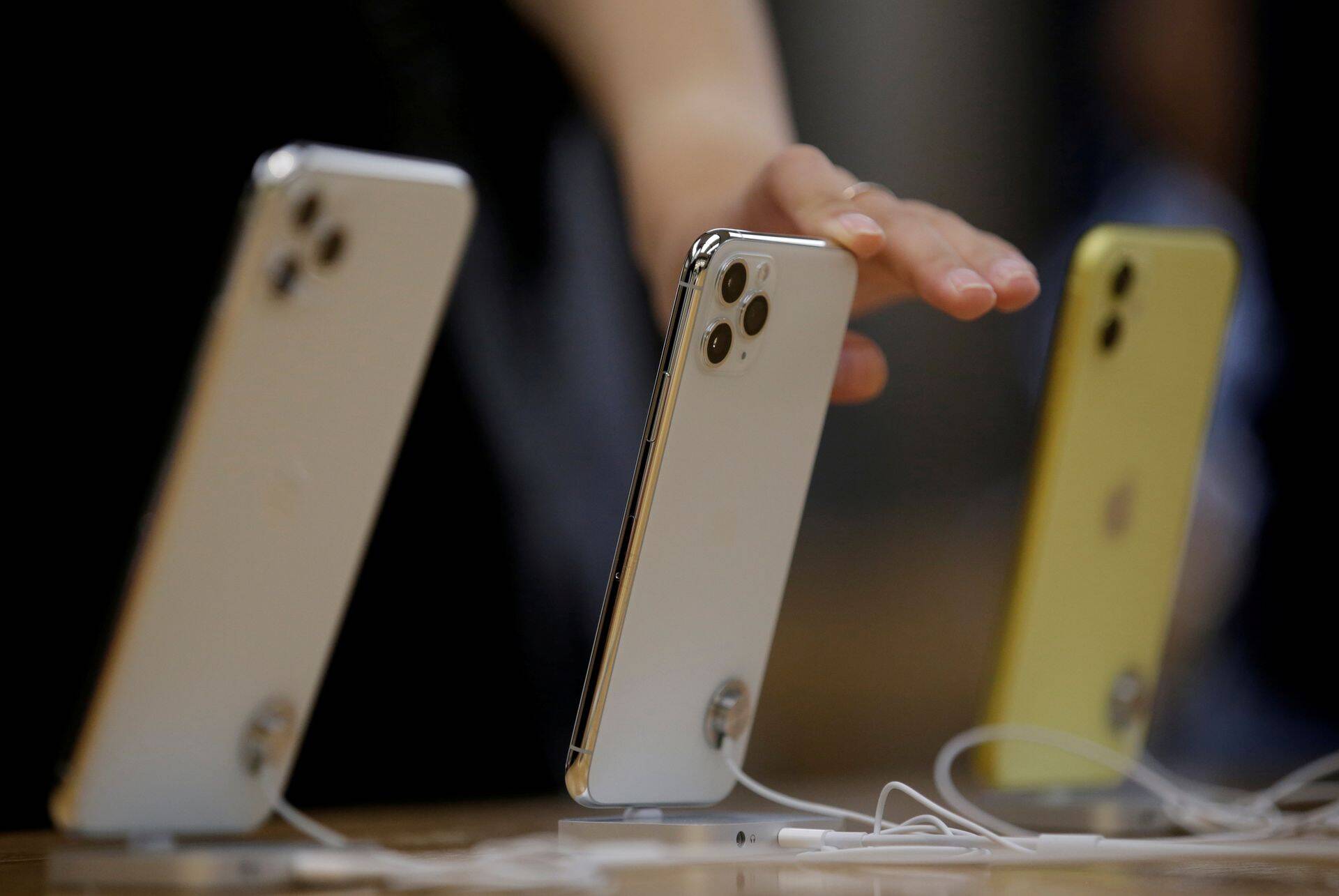 Suuremad nutitelefonide tootjad on hakanud kasutama aina rohkem läätsesid, mis nõuavad ka pildisensorite valmistajatelt rohkem tootmist. Fotol Apple'i viimased nutitelefonid.