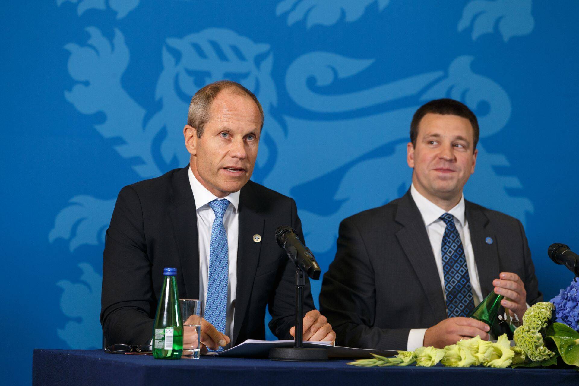 Peaminister Jüri Ratase (paremal) juhitav valitsus kiitis heaks rahandusminister Toomas Tõniste eelnõu pensionifondide investeerimispoliitika kujundamiseks.