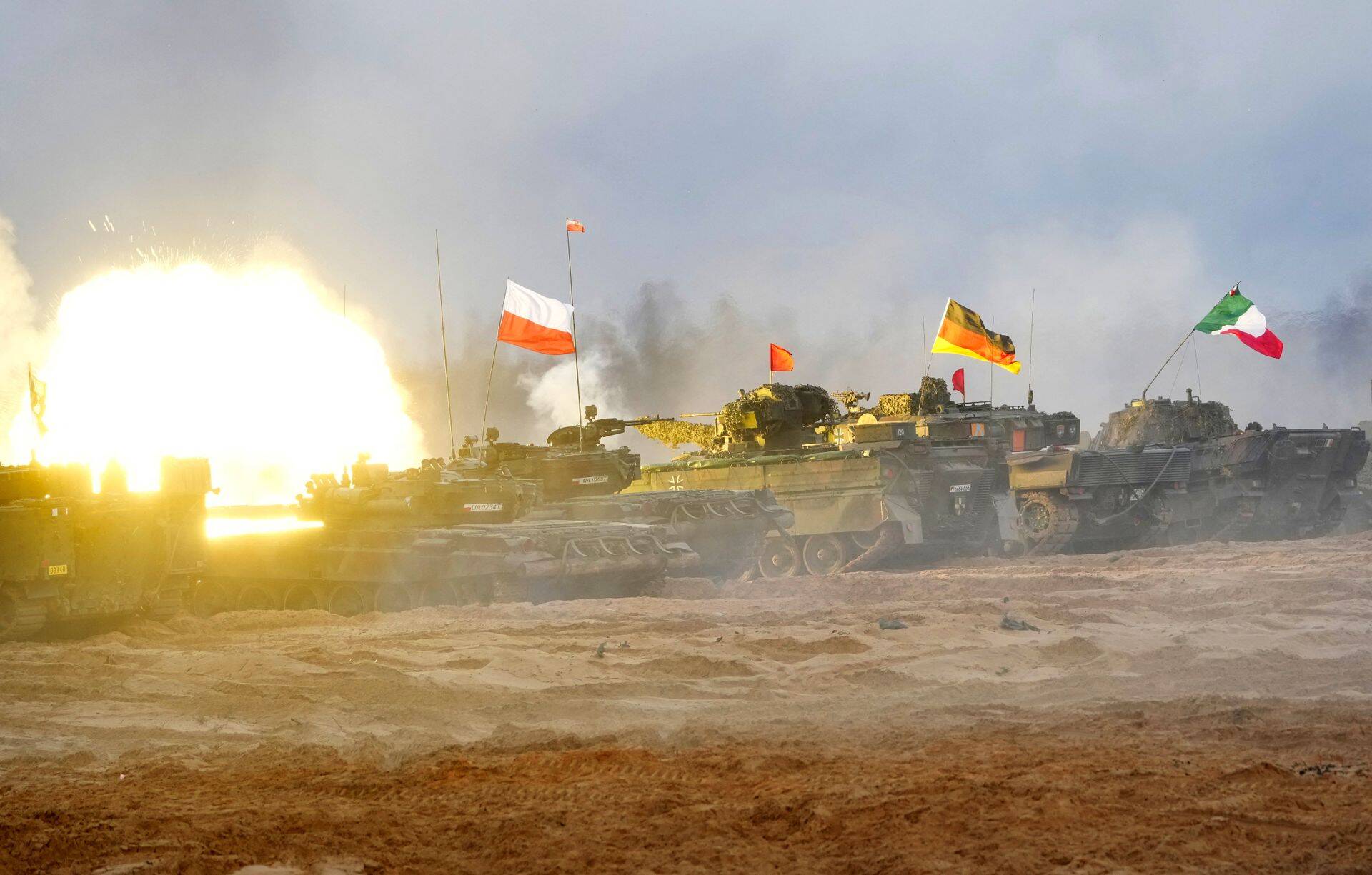 Польские танки Twardy, немецкий Leopard 2 и итальянский Ariete на совместных учениях в Адажи, Латвия.