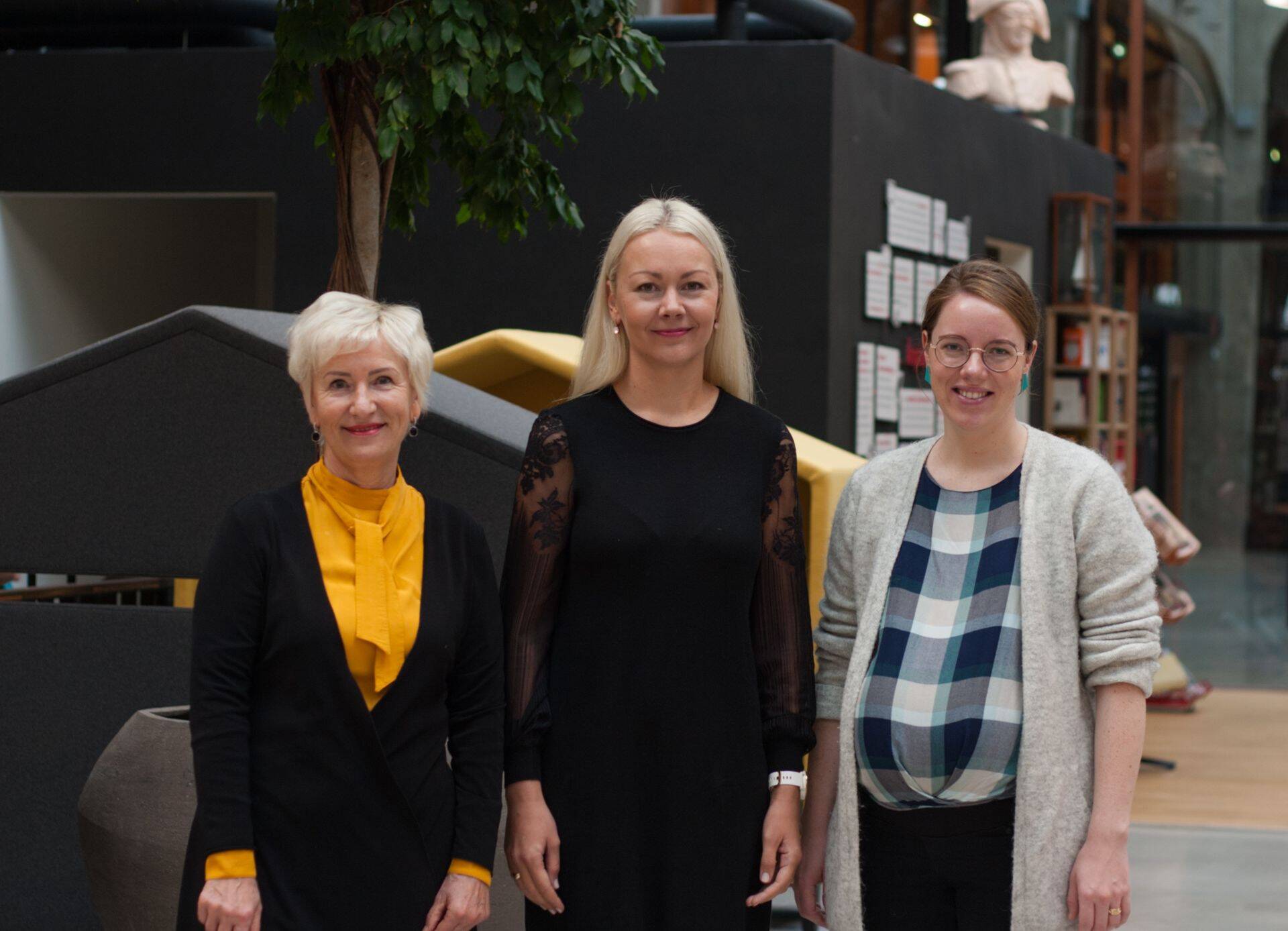 Vasakult: Tammiste personalibüroo juht Sirje Tammiste, värbamispartner Kadi Kuuskmann ning kultuuriministeeriumi kultuuriväärtuste asekantsler Merilin Piipuu
