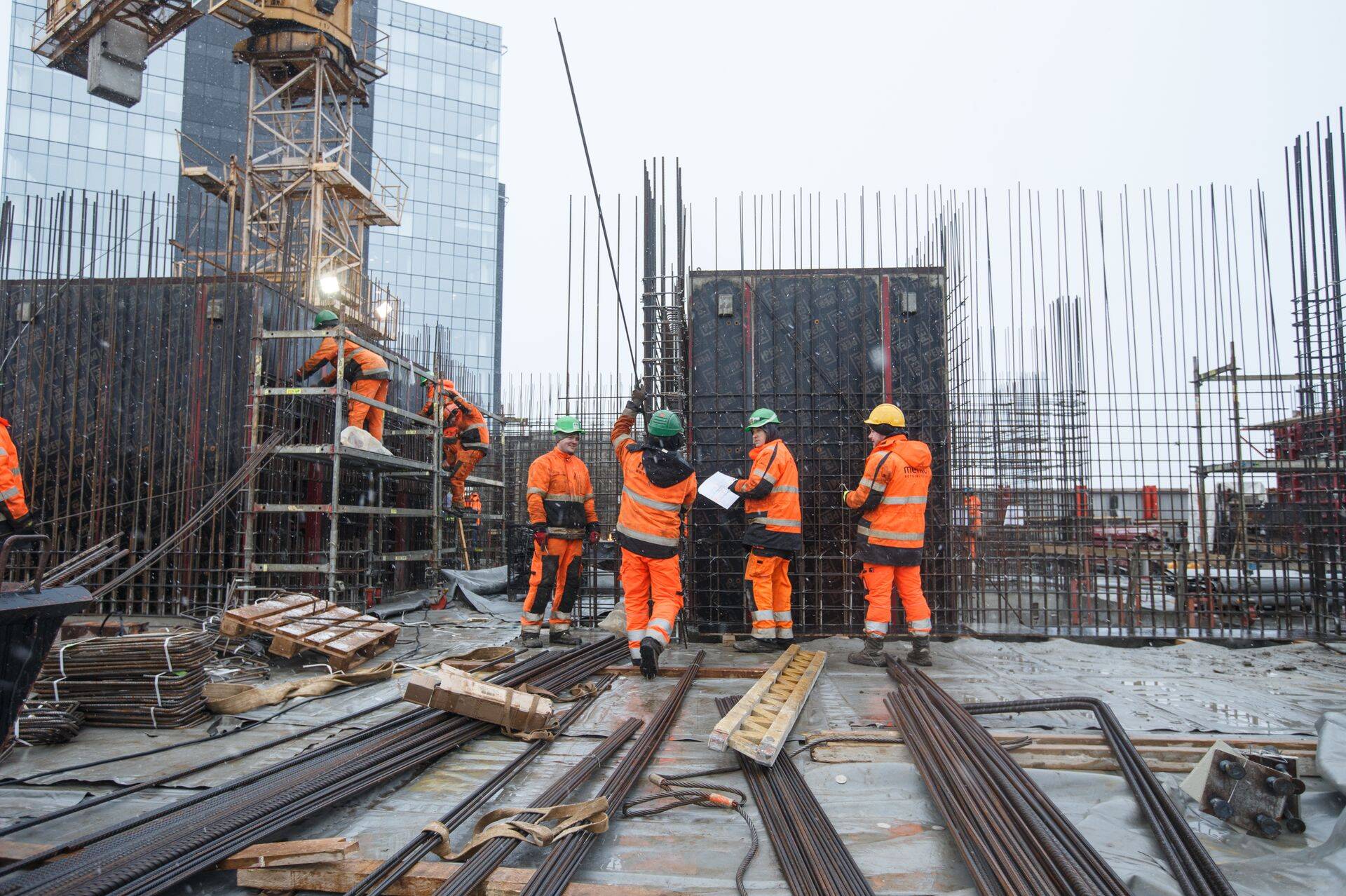 Fotol paigaldavad Merko ehitajad metallkarkassi betooni valamiseks.