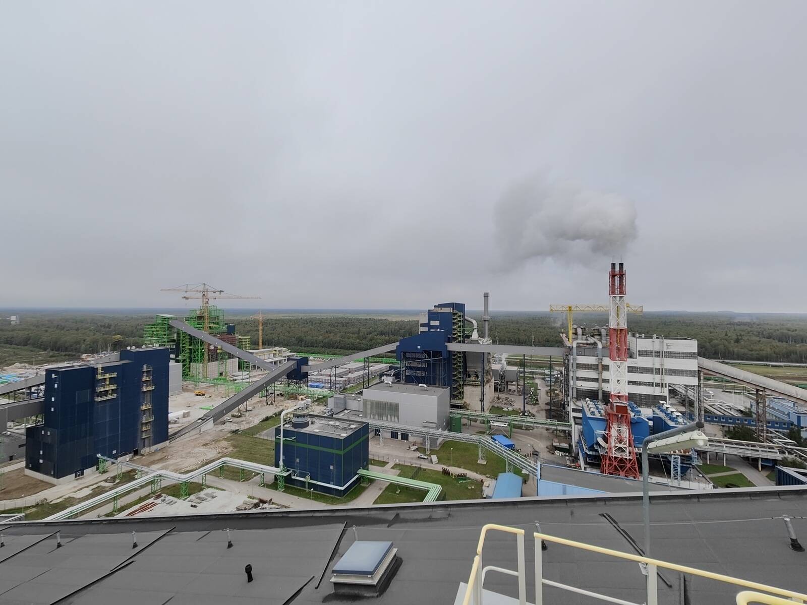 Три завода сланцевого масла Enefit, вид с крыши электростанции Аувере.