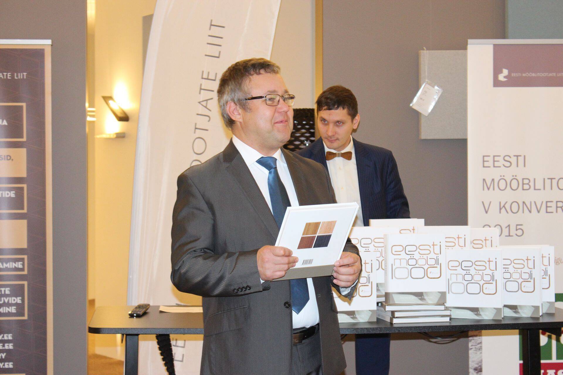 Esiplaanil Eesti Mööblitootjate Liidu aseesimees Robert Pajussaar ja tagapool tegevdirektor Herkki Kitsing.