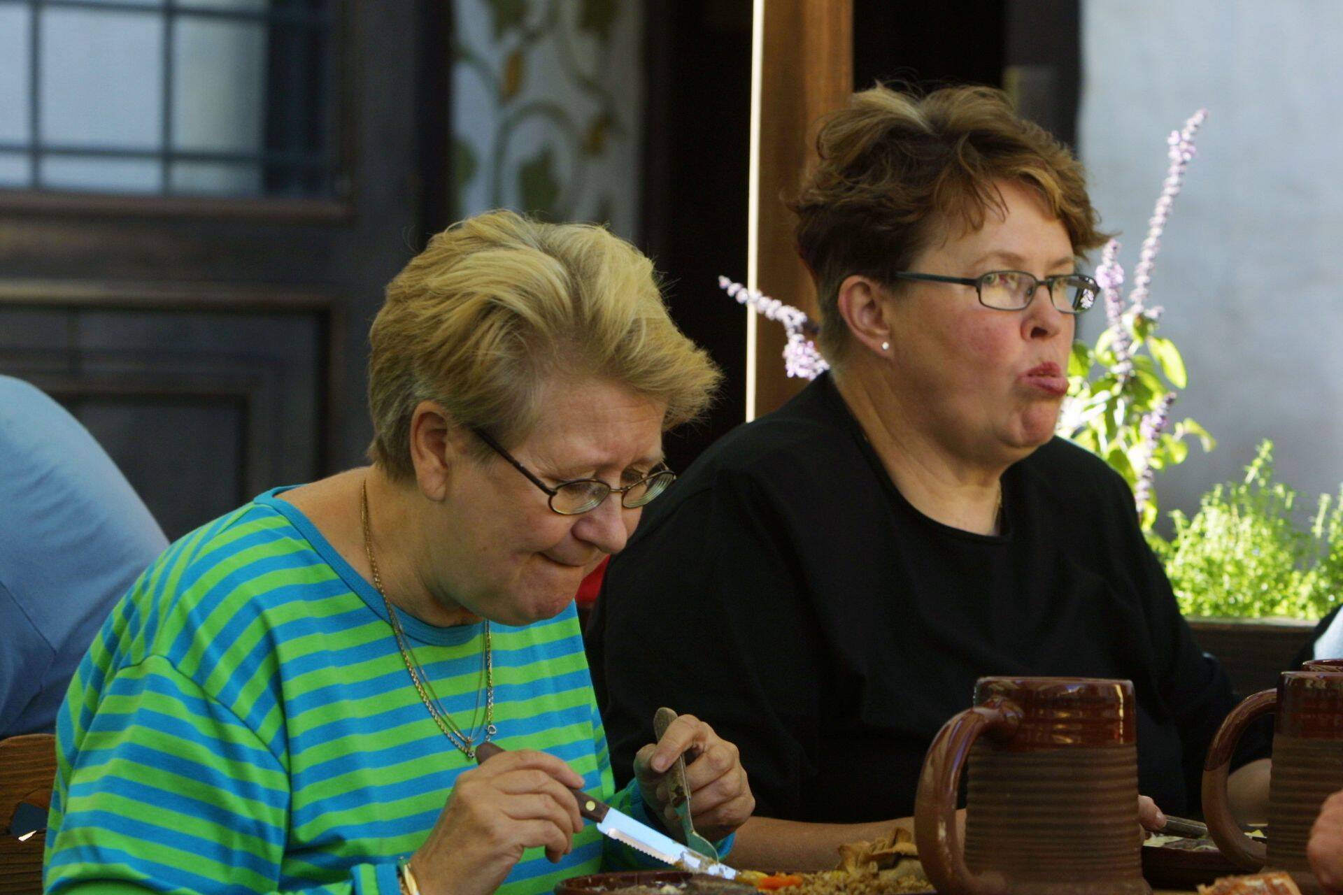 Soome turistid Olde Hansa restoranis.