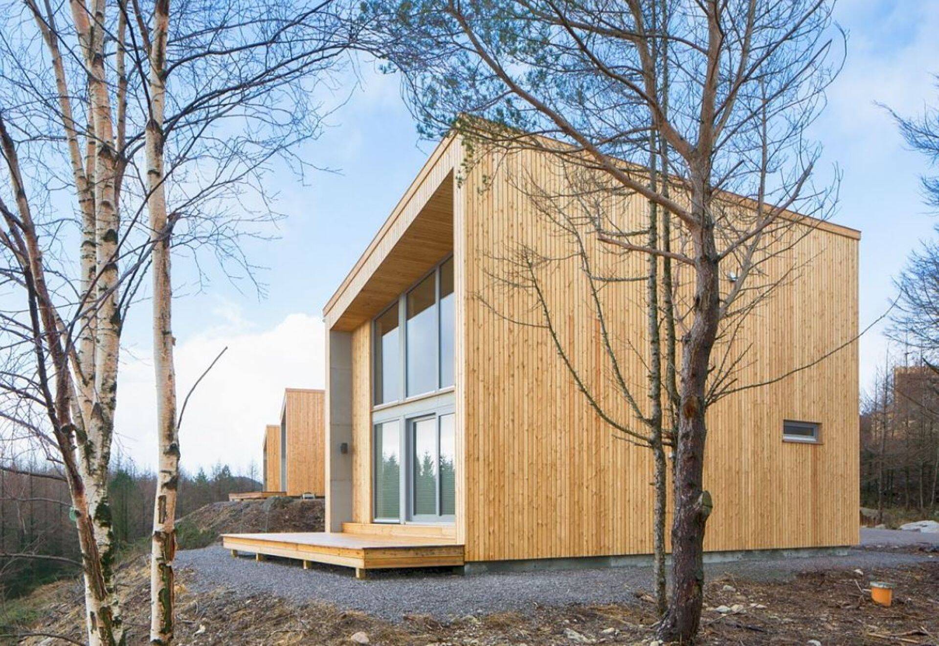 Aasta tehasemaja 2015 tiitli pälvis Nordic Houses KT OÜ vabaaja-majade arendusprojekt Lõuna-Norras, Ognas. Puitkarkass-elementmaja on projekteerinud Trilog Studio OÜ.