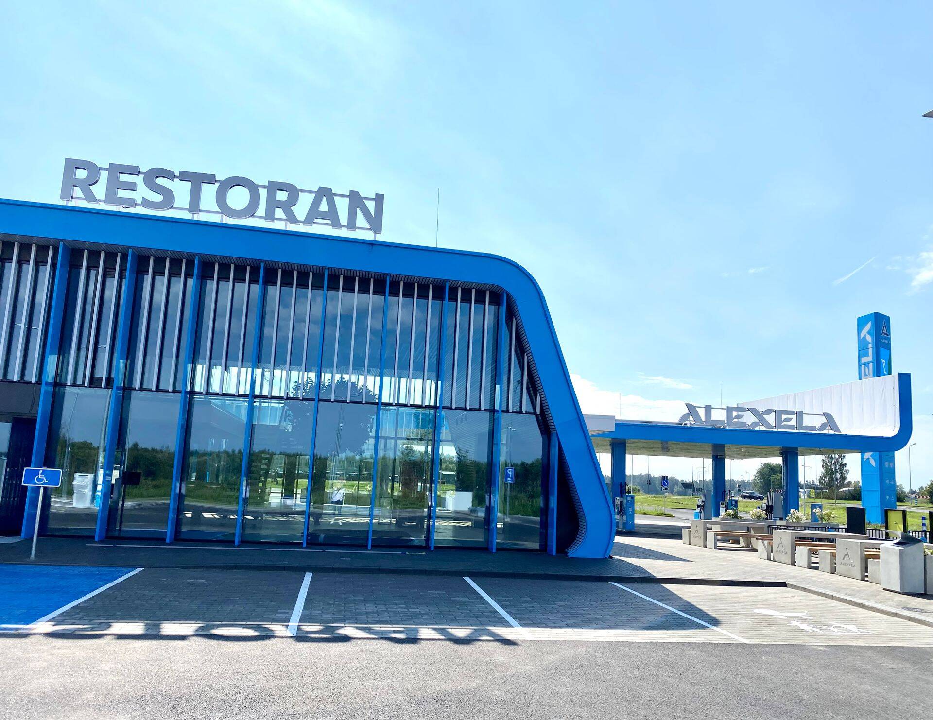 Alexela uuest Pärnumaa Sauga teenindusjaamast Täkupoiss leiavad külastajad restorani, kohvik-poe ja lisaks tavapärastele kütustele ka Eesti esimese 400-kilovatise elektriautode laadimispunkti.