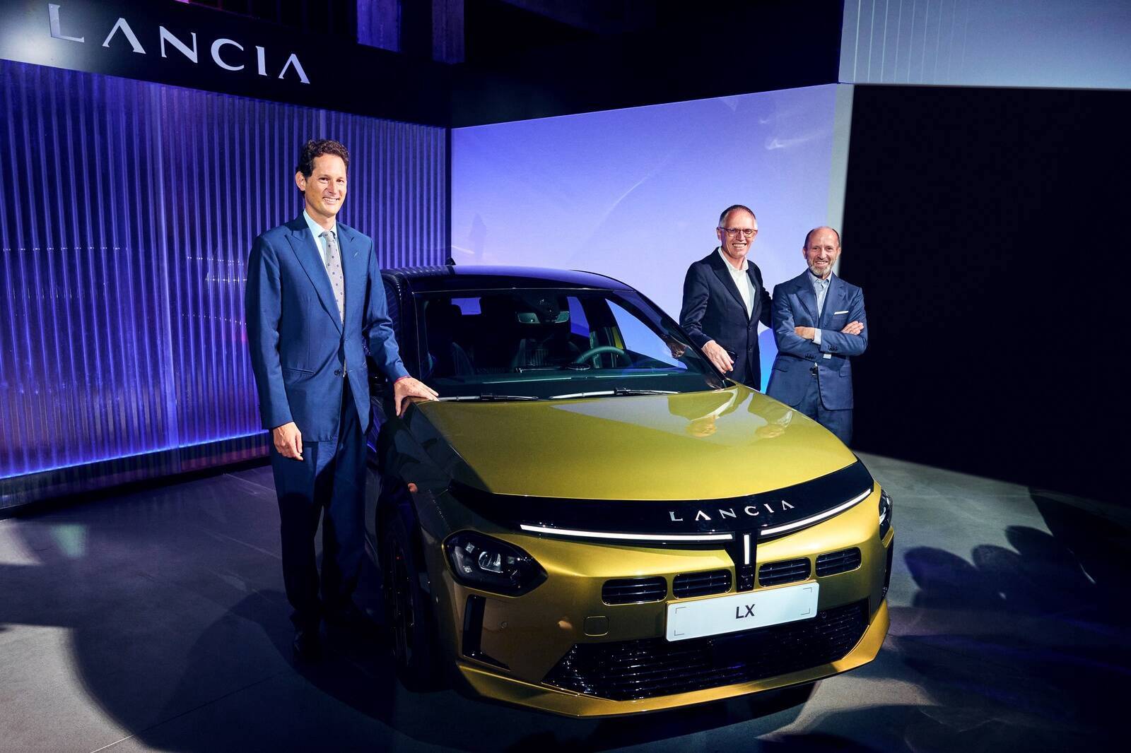 Stellantis valdes priekšsēdētājs Džons Elkans (pa kreisi), Lancia zīmola vadītājs Luka Napolitano (pa labi) un Karloss Tavaress, kurš līdz svētdienai ieņēma Stellantis izpilddirektora amatu ar Lancia jauno modeli.