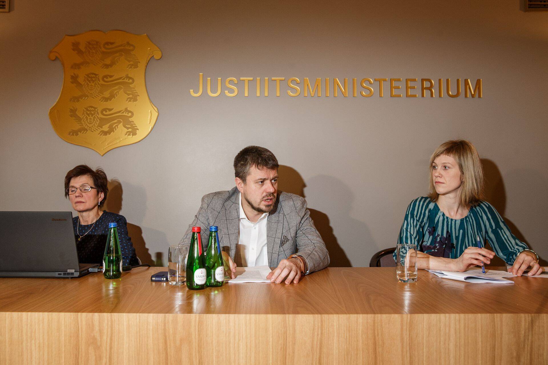 Justiitsministeeriumis tutvustasid täna Eesti ja Taani ärikorruptsiooni uuringut Tartu ülikooli professor Maaja Vadi (vasakul), justiitsminister Urmas Reinsalu ja Mari-Liis Sööt justiitsministeeriumist.