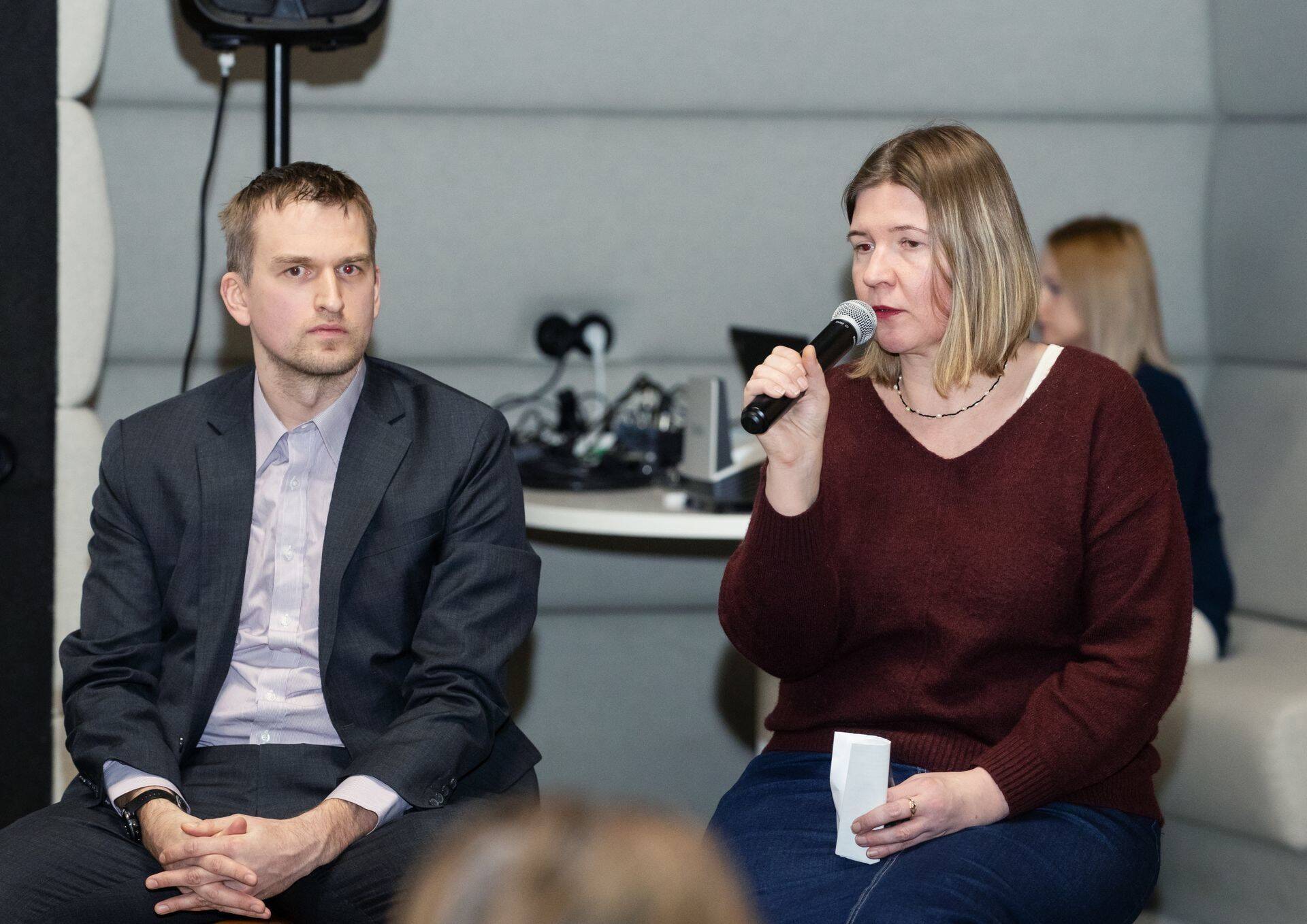 LHV panga vanemmaakleri Nelli Jansoni elus on rohkelt aktsiate hindamist. Pool oma ärkveloleku ajast on ta niikuinii sunnitud vaatama aktsiaturge seega uurib ta aktsiaid lähemalt, kui uudistest või turuliikumistest tekib mõtteid ja hakkab silma põnevat turuliikumist.