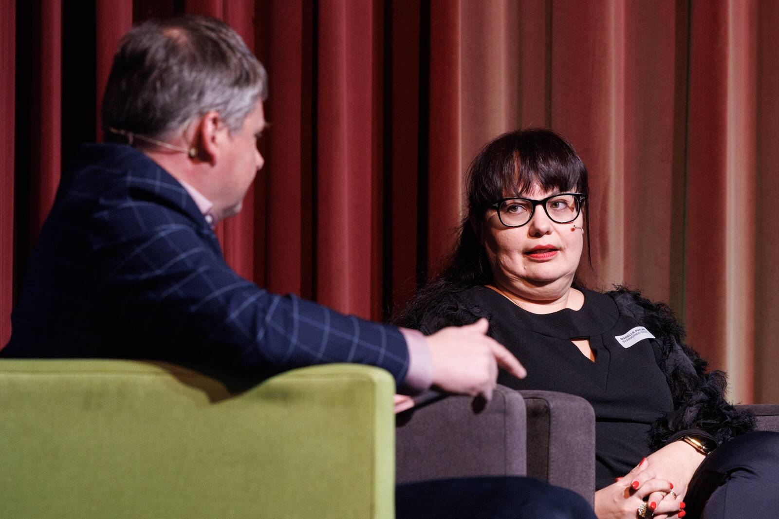 Saarionen Eesti personalijuht Marelle Pihlak ning vestlusringi modereerinud Äripäeva ajakirjanik Aivar Hundimägi.