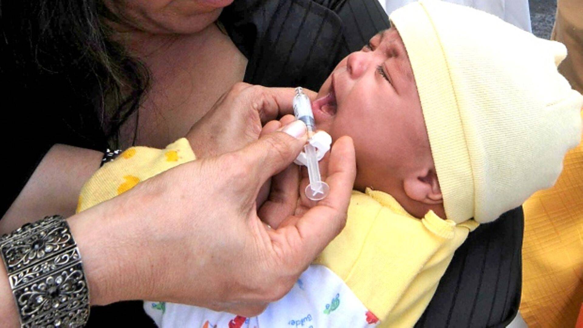 Rotaviirusvaktsiini manustamine imikule.