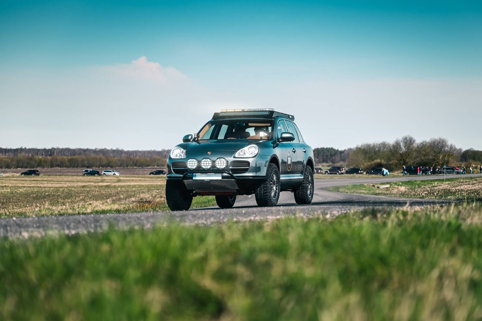 Omaette äge leid oli üks nullautodest, mille roolis Saaremaa mees, kes on kohe-kohe avamas veebikauplust, kus hakatakse pakkuma Porsche Cayenne’i maastikuvõimekust parandavaid tükke.