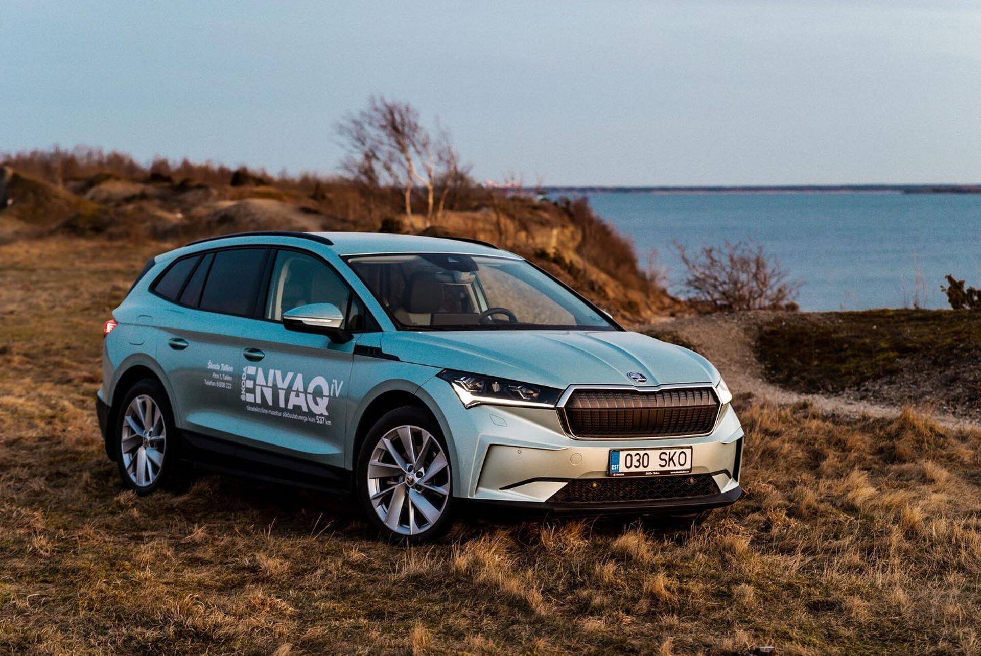 Самым востребованным электрокаром в Эстонии стал кроссовер Škoda Enyaq iV, построенный на модульной платформе MEB, разработанной концерном Volkswagen специально для электромобилей. Хотя «Эньяк» по сути является чешской версией немецкого электрокара Volkswagen ID.4, по ряду показателей он превосходит своего родственника, а по цене - дешевле. Ценник на Škoda Enyaq iV с базовой батареей, которой хватает на 340 км, стартует с 36 000 евро. За модель с дальнобойной батареей (460 км) придётся заплатить как минимум 47 000 евро.