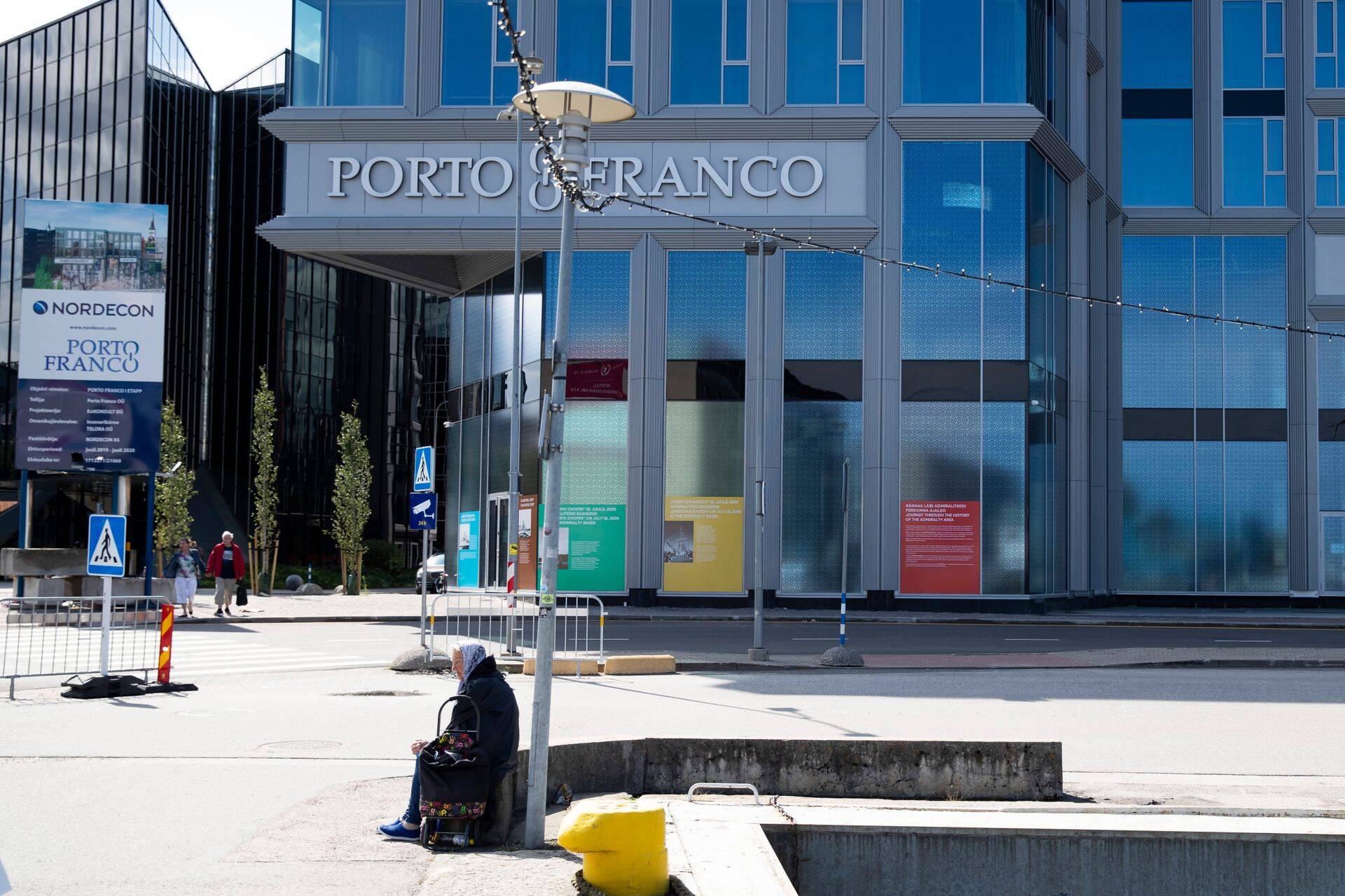 Японский тетрис – это игра, в которой на встречу игроку движется стена, в которой есть отверстие в виде человека в определенной позе. Игрок должен принять форму шаблона, чтобы успешно пройти через стену. На фото: Porto Franco