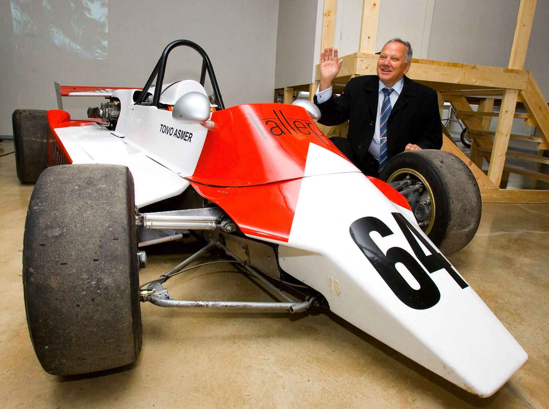 Toivo Asmer näitusel Eesti tehnikaüliõpilaste loodud Formula Student-klassi auto juures.