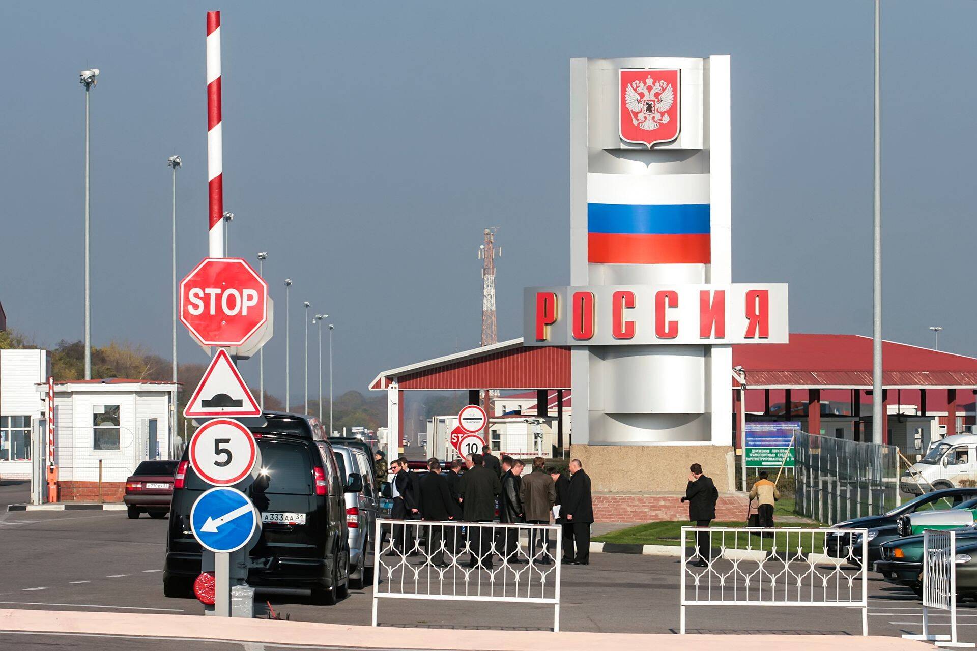 Кроме того, принято решение об отмене требования о предоставлении результатов ПЦР-тестирования на COVID-19 для граждан Белоруссии по прибытии авиатранспортом в Россию.
