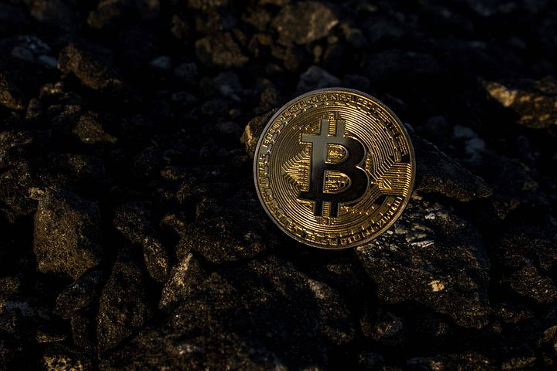 Биткоин подешевел до минимума за месяц