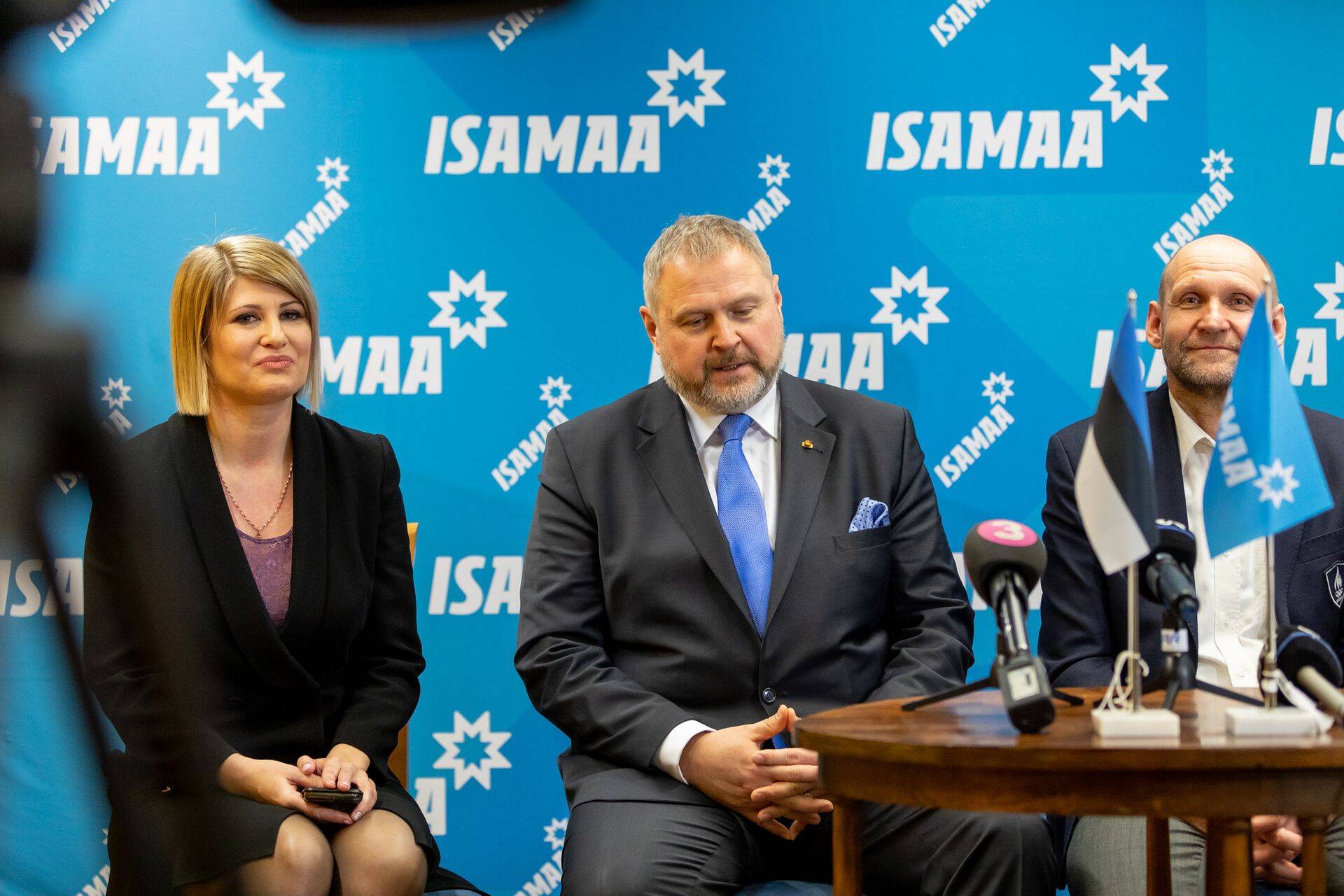 Viktoria Ladõnskaja-Kubits, Riho Terras ja Helir-Valdor Seeder tänasel Isamaa pressikonverentsil.