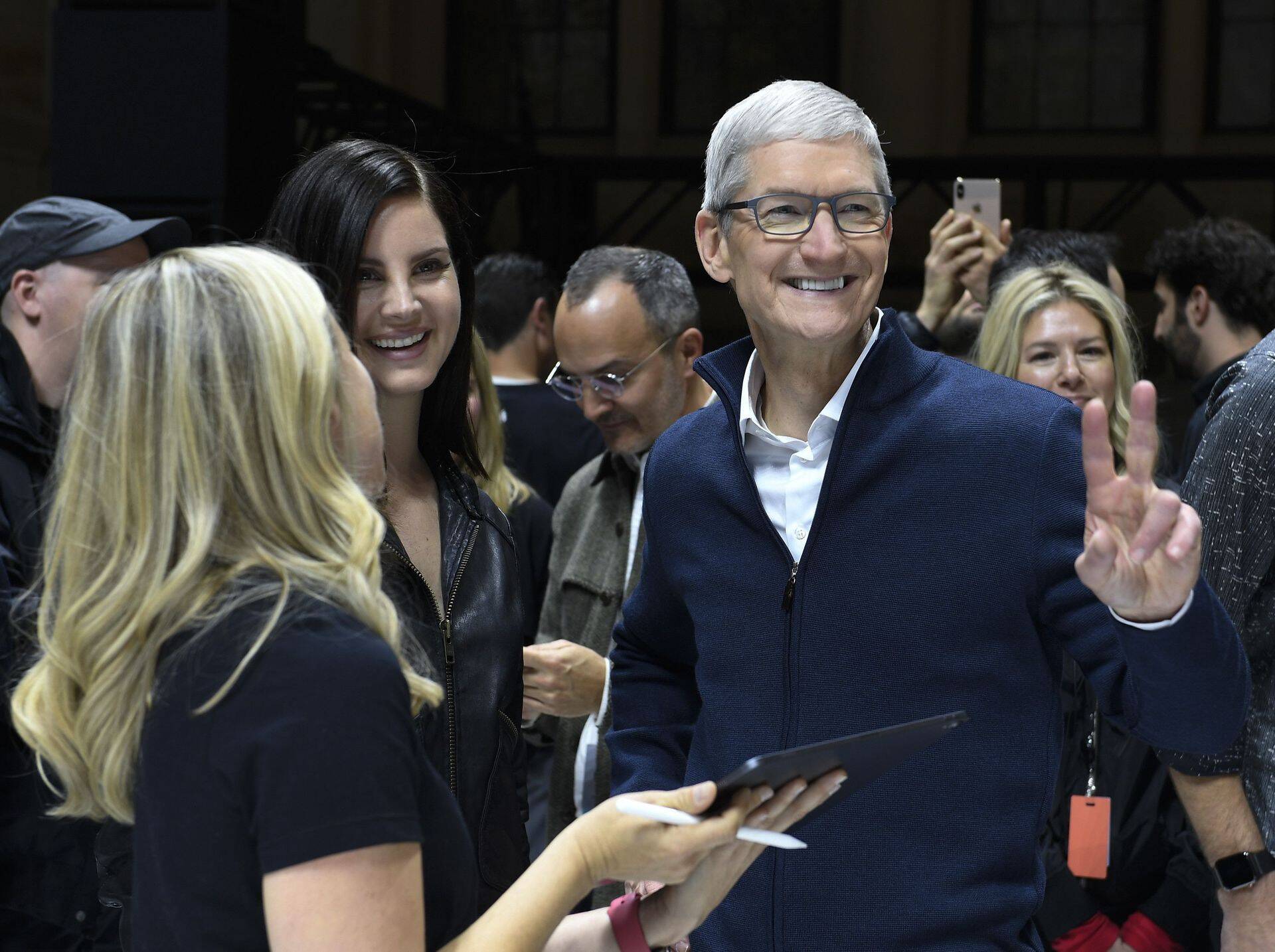 «рекодный квартал» Apple поприветствовал глава корпорации Тим Кук.