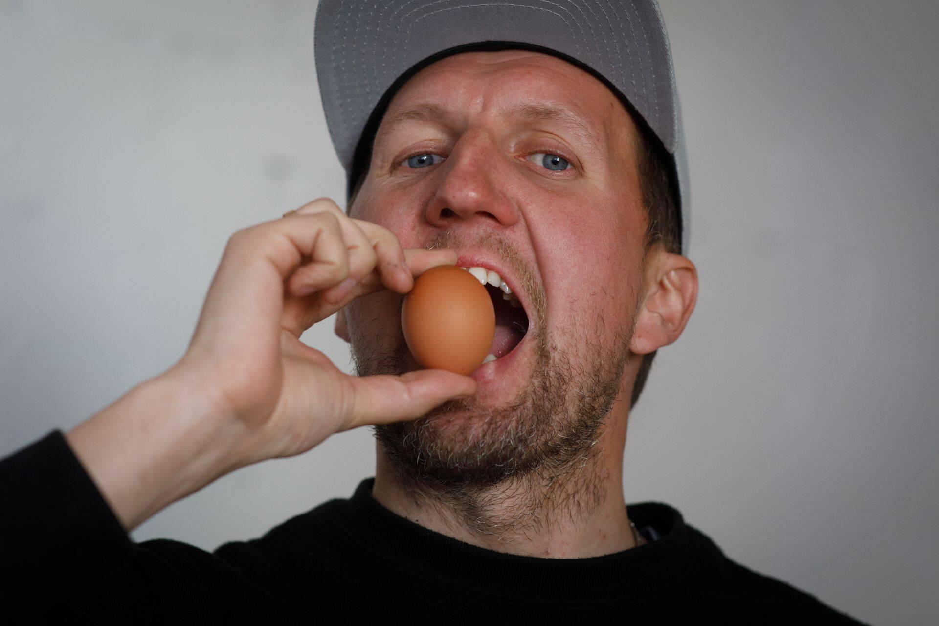 У хозяина экокурятника Танеля Танга 3000 кур, из них 650 проданы в виде NFT.