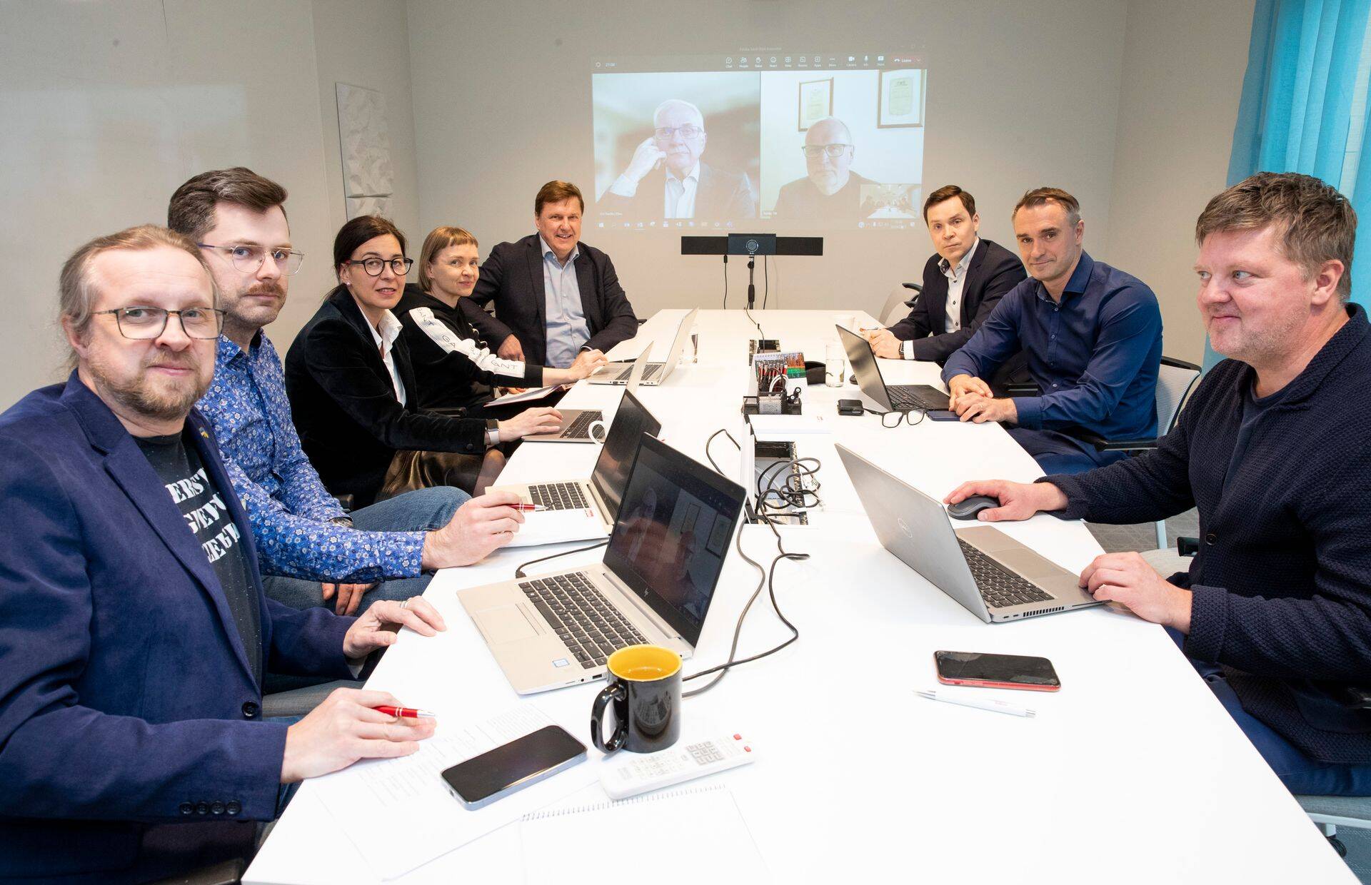 Arvamuskonkursi Edukas Eesti 2022/2023 hooaja žürii (vasakult): Neeme Korv, Karl-Eduard Salumäe, Karita Sall, Kersti Tumm, Ain Hanschmidt, Jüri Raidla, Tiit Kolde, Tõnu Talinurm, Tarmo Ulla ja Meelis Mandel (moderaator).