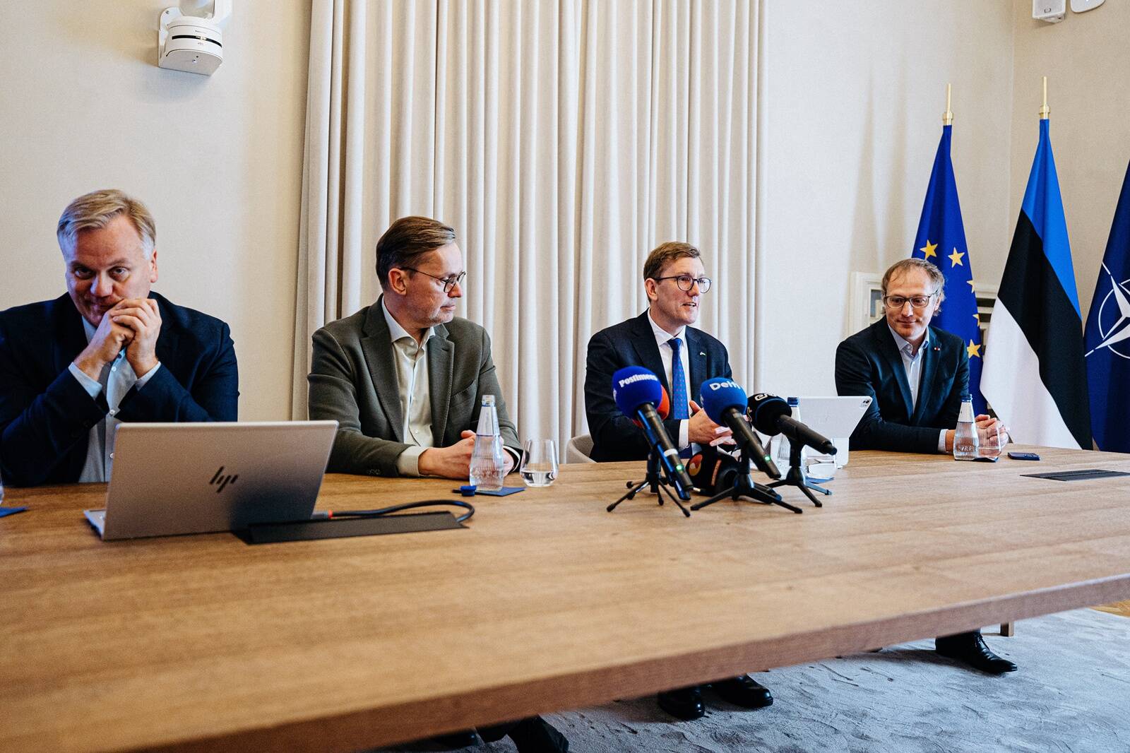 Peaminister Kristen Michali kokku kutsutud ettevõtjate nõukoda soovitab ametnike boonuste süsteemi muutma hakata. Ettepaneku autor on Taavi Kotka (paremal), riigisekretär Keit Kasemets (vasakul) on idee poolt, aga muretseb seaduste pärast.