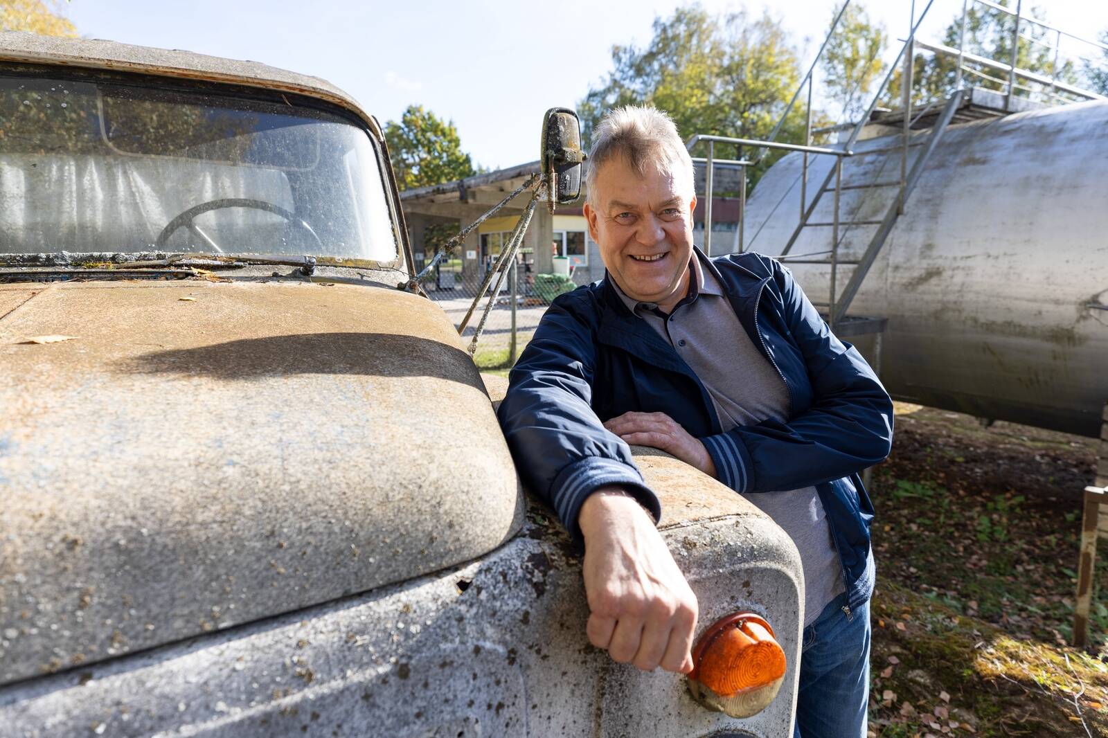 Auto, millest kõik alguse sai. Tsisterniga Gaz 53 seisab siiani uhkelt tankla taga, kase all.