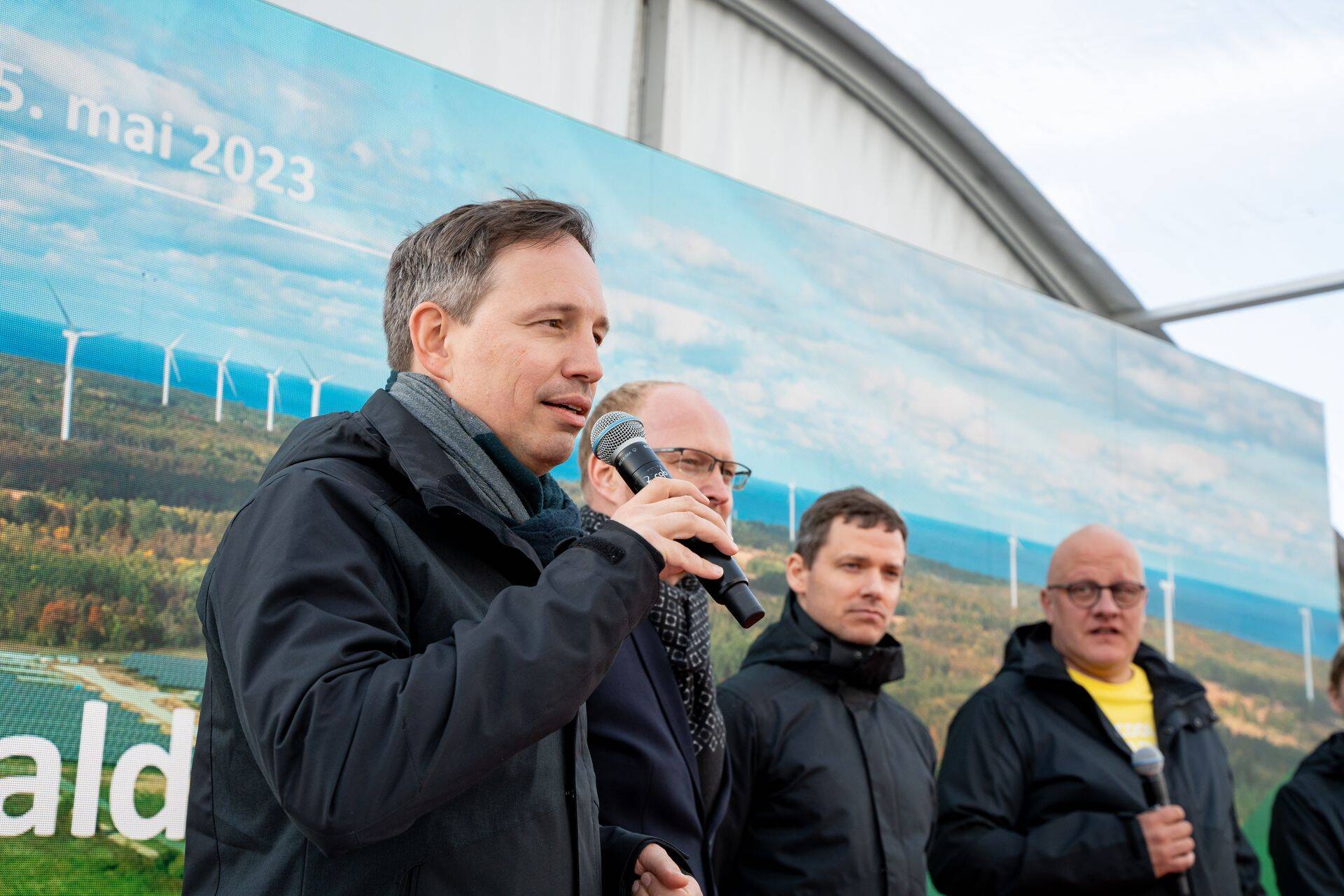 Enefit Greeni finantsjuht Veiko Räim (vasakul) lõi Investeerimisklubi kohtumisel investorite silmad särama jutuga ettevõtte madala intressiga laenudest ja tootmismahu kasvust. Teisalt aga pidin tõdema, et niipea ma odava hinnaga aktsiaid märkimise teel ikka ei saa.