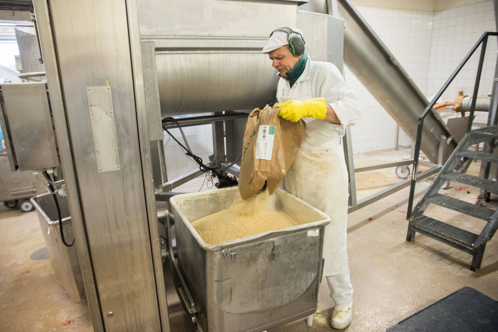 Tootmine Rakvere Lihakombinaadis, tööstuse emafirma teatas sadade kontoritöötajate koondamisest