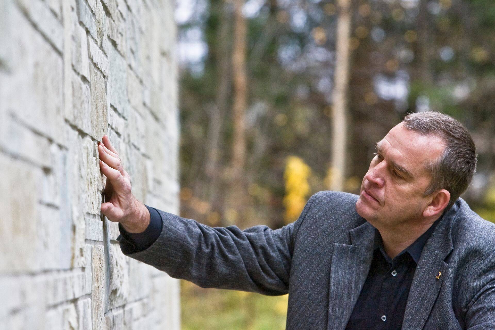 "Ma naudin, mida ma teen, näiteks oma maja ehitades," räägib müürsepp-pottsepa eriharidusega Lembit Vainumäe.