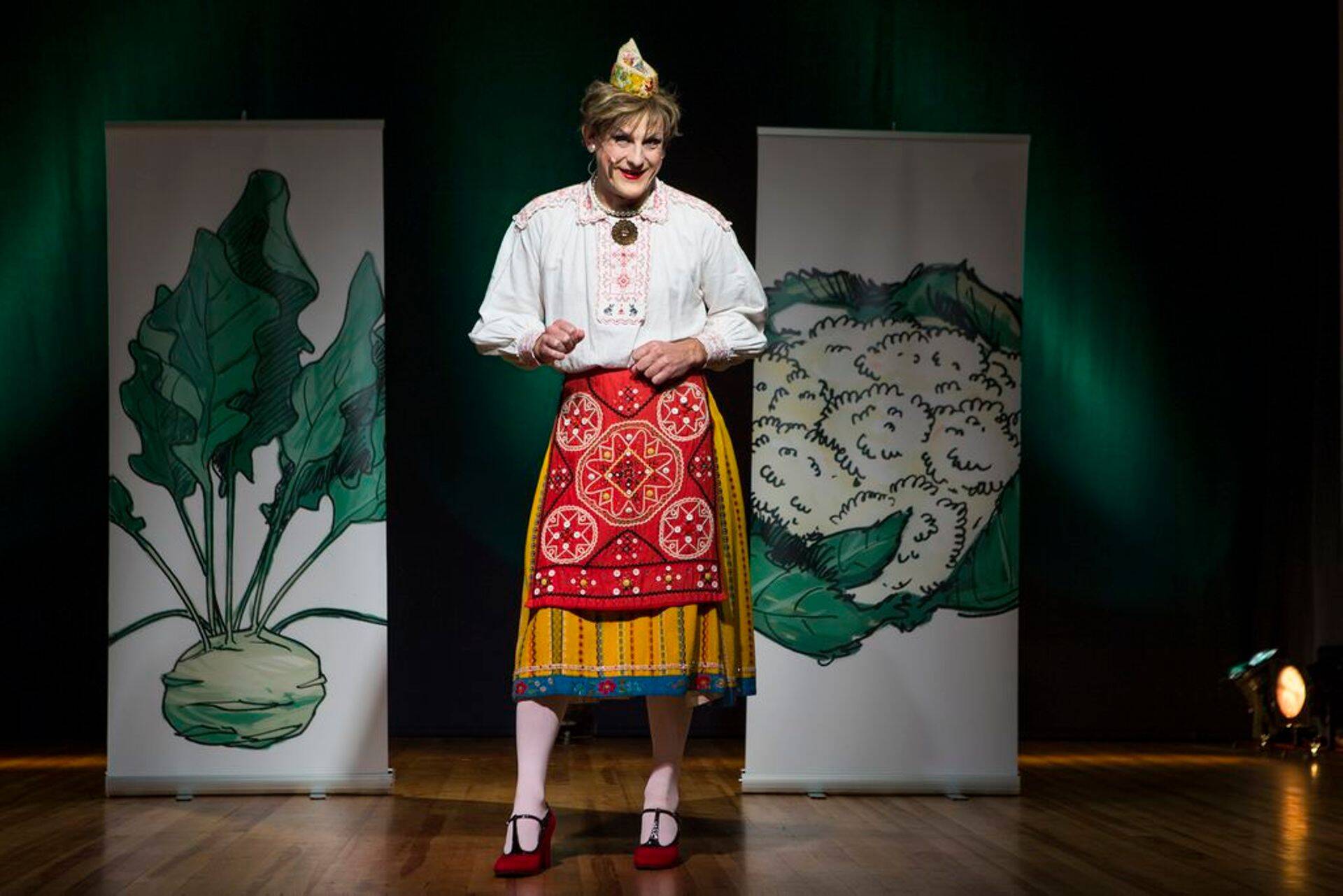 Lavastuses "Brüsseli kapsas" kehastab Jan Uuspõld Brüsselis elavat eesti naist. Täna näeb lavastust Otepääl, homme Võrus, ülehomme Põltsamaal.