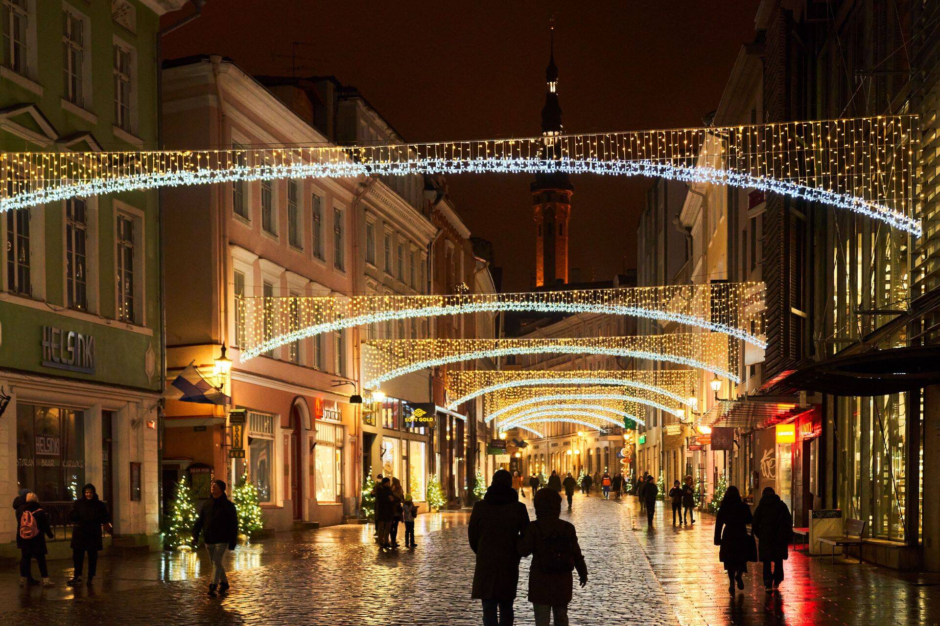 Ka Viru tänava valgustus, mis rõõmustab nii kohalikke kui turiste, on ADAM BD poolt paigaldatud.