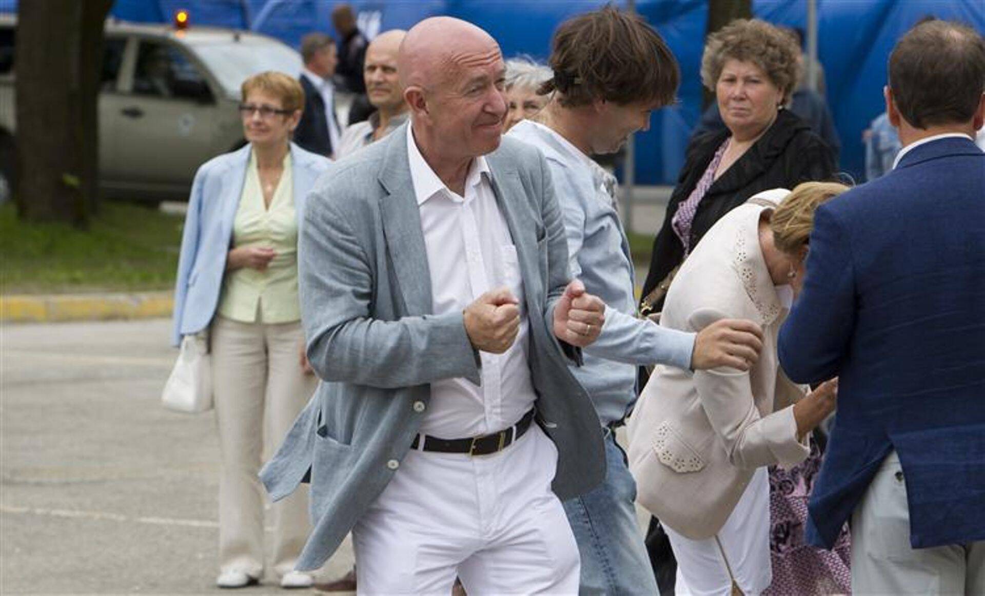 Fjodor Berman muusikakollektiivile kaasa elamas.