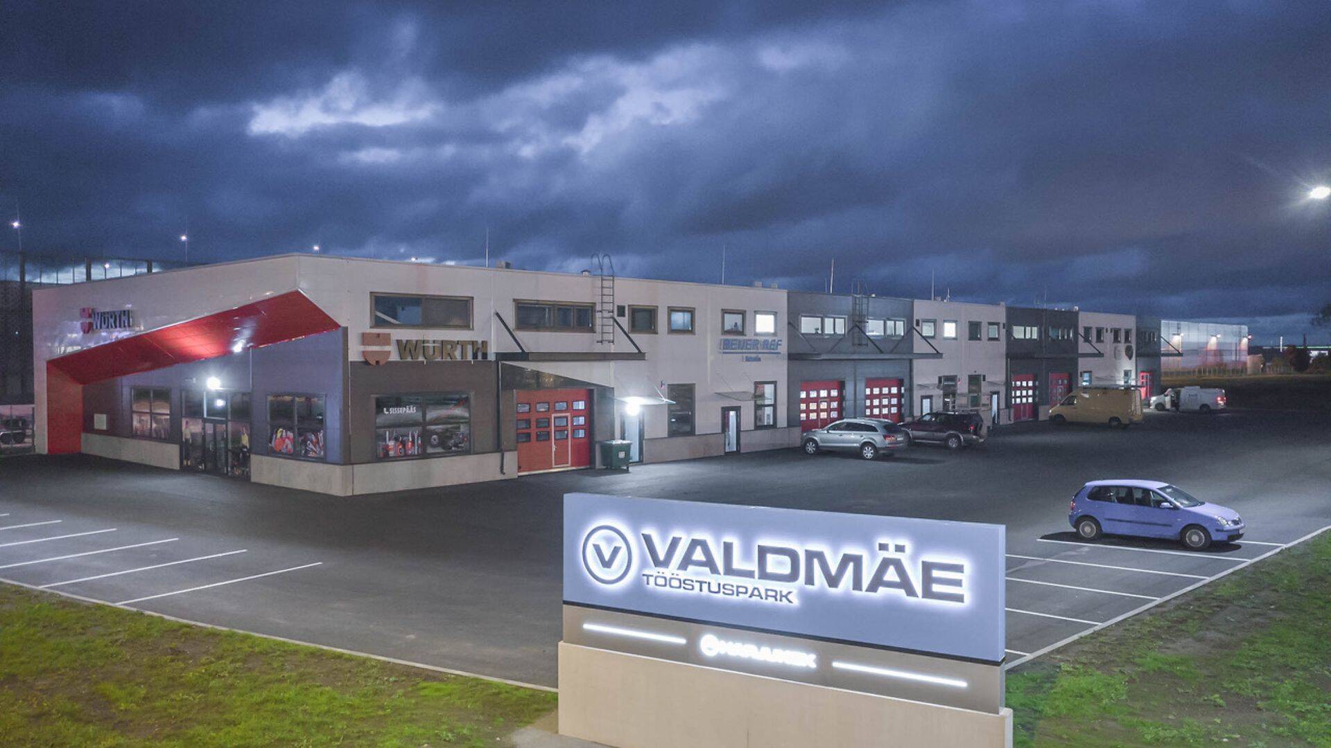 Valdmäe Tööstuspargi üüripinnad asuvad tänapäevastes hoonetes, mis sobivad nii laoks, tootmiseks kui ka jaekaubanduseks ja alale on tagatud ööpäevaringne ligipääs ka suuremate masinatega