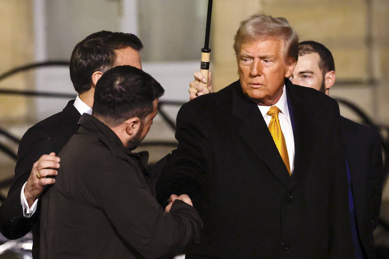 Ukraina presidendi Volodõmõr Zelenskõi ettepanek anda riigi maavarade kaevandamise eksklusiivsed õigused ameeriklastele on tekitanud kõvasti poleemikat, kuid USA presidendile Donald Trumpile on see mõte ilmselgelt meeldinud, nagu ta on ka avalikult väljendanud, kirjutab Raivo Vare. Fotol kätlevad mehed Prantsusmaal Notre Dame’i taasavamisel mullu detsembris.