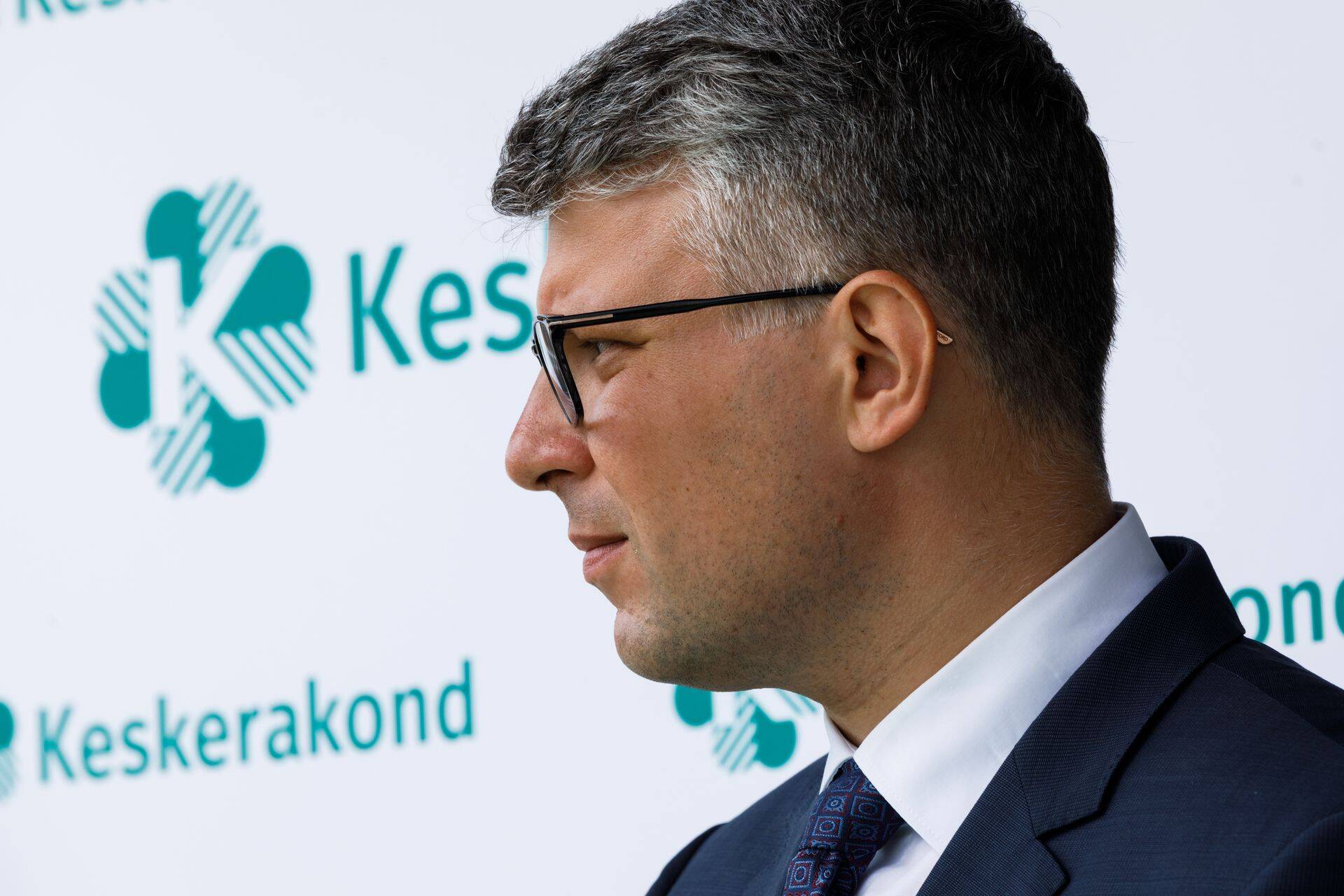 Keskerakonna peasekretär Mihhail Korb fotol selgitamas eelmist partei rahastamisega seotud nn 50 000 euro skandaali.