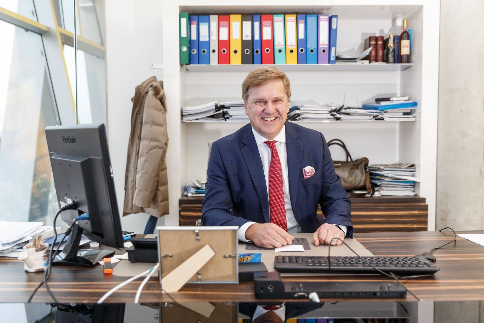 Infortari juht Ain Hanschmidt oma töökabinetis.