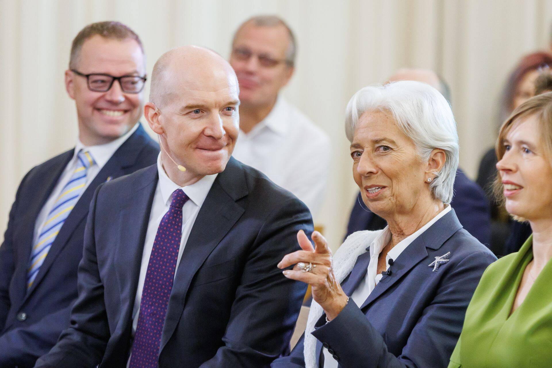 Euroopa Keskpanga president Christine Lagarde ega Eesti Panga president Madis Müller ei usu, et Eesti riigi võlakirjade intressidega oleks midagi seesugust lahti, et keskpangad sellega tegelema peaksid. Sellel selgitusel on kriitikuid.