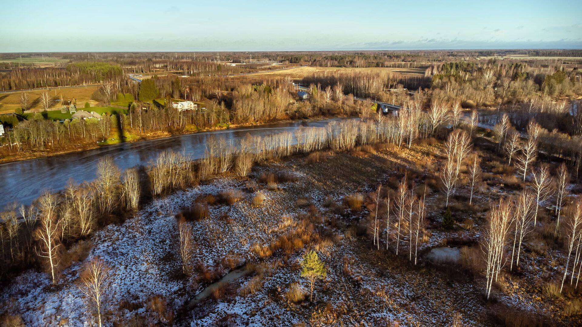 Supeluse arenduse ala Pärnu jõe ääres.