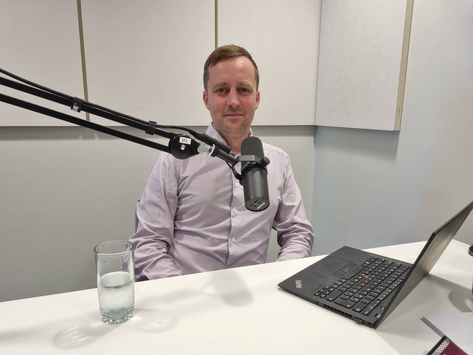 Tõnis Vaiksaar Äripäeva raadio stuudios. Foto: Teeli Remmelg