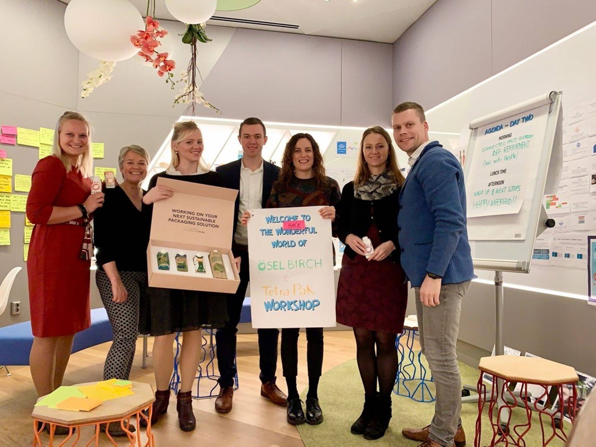 Workshop TetraPak ettevõttes Rootsis. Öselstuff OÜ esindajad vasakult esimene Siiri Vene (finantsjuht), vasakult kolmas Anne-Liis Theisen (kaasasutaja ja tegevjuht) ning paremalt: Ardon Kaerma (kaasasutaja ja tootejuht), Katri Remmelgas (juriidiline nõustaja). Ülejäänud on TetraPak esindajad, sh disainer ja strateegiline juht.