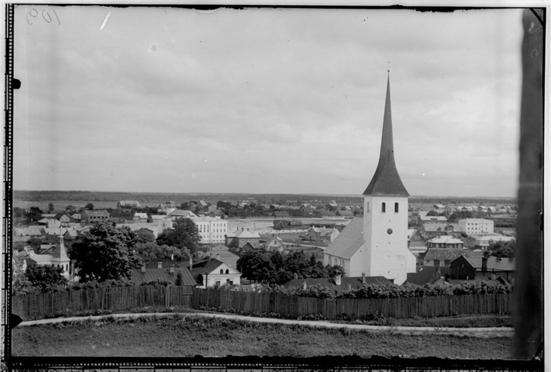 See foto Vallimäelt on võetud tõenäoliselt enam-vähem sel ajal, millest loos juttu. Pangahoone, mis valmis 1933, on pildil igal juhul juba olemas.