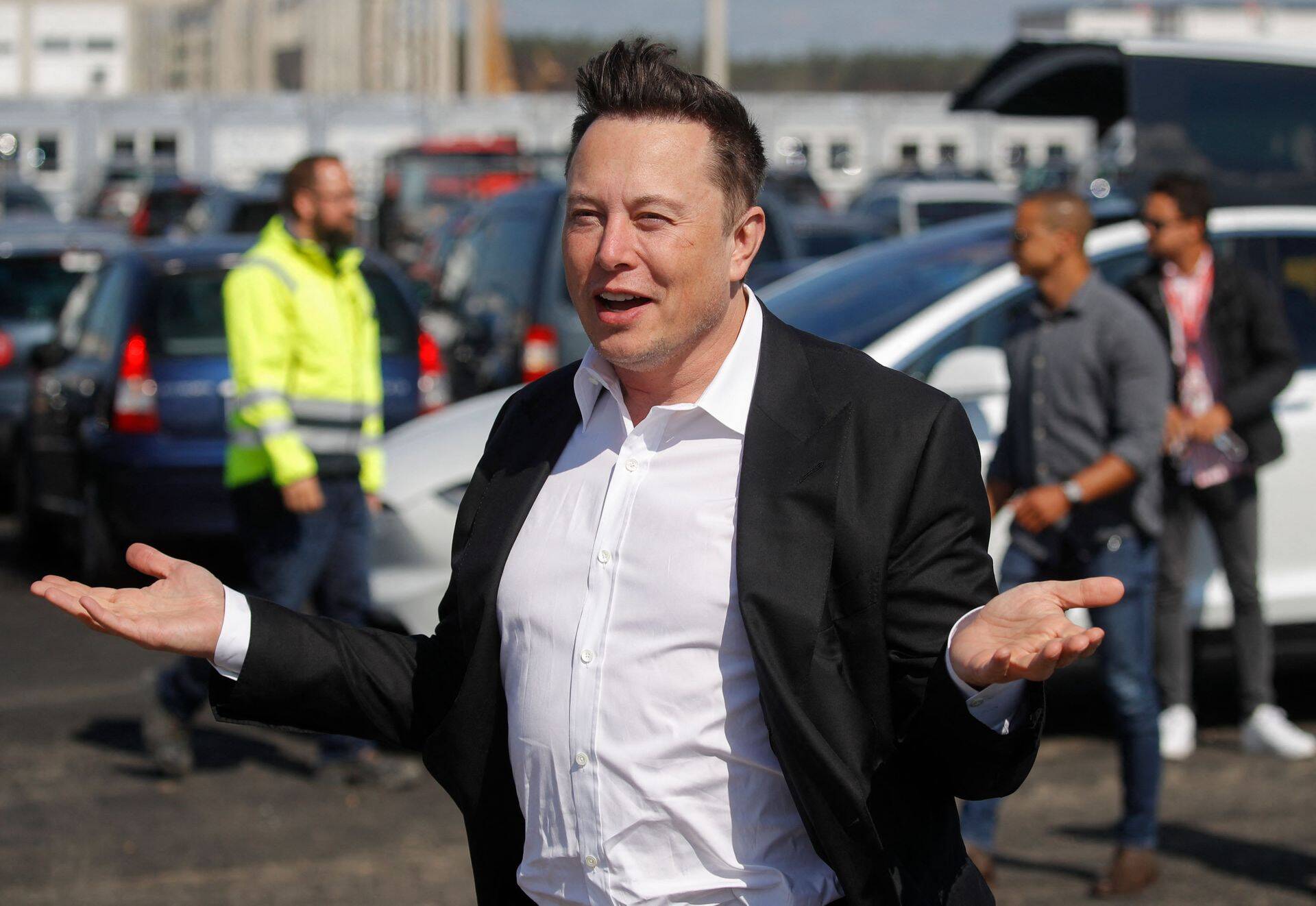 Īlons Masks ir visai enerģiski pārdevis Tesla akcijas, lai segtu nodokļu saistības.