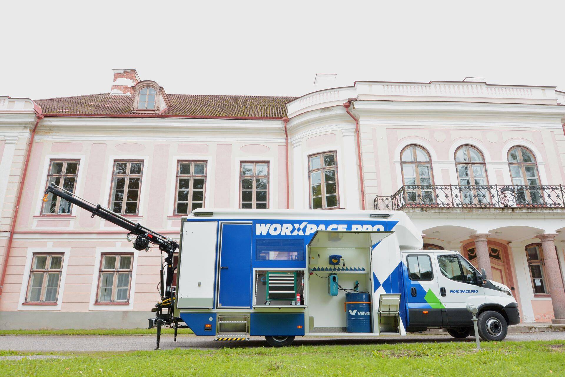 Iveco Daily raamile rajatud hooldussõiduk.