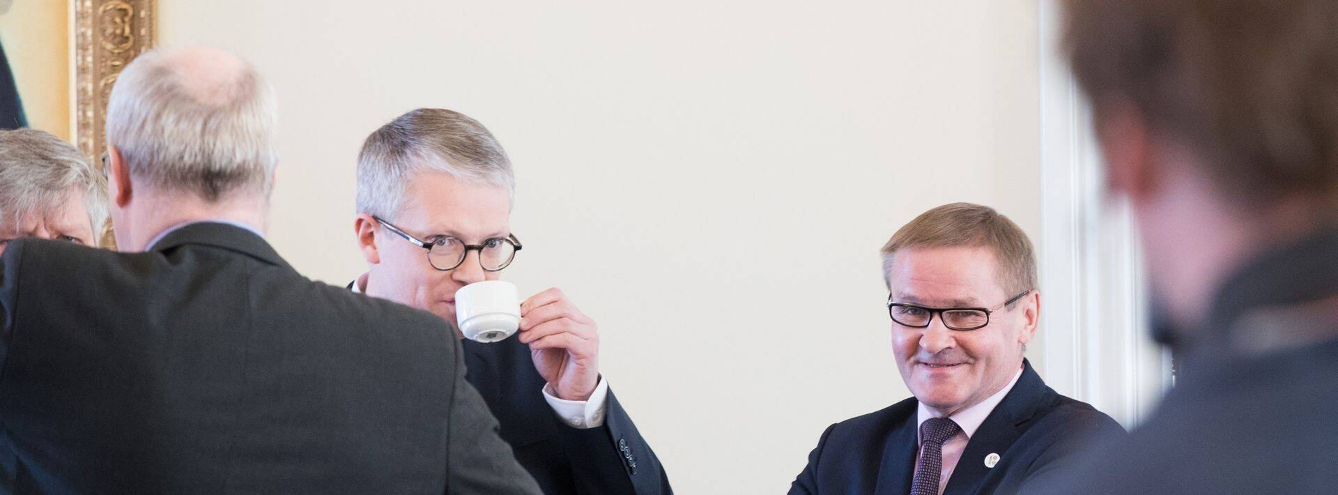 Riigihalduse minister Janek Mäggi (vasakul) endise riigihalduse ministri Jaak Aabiga.