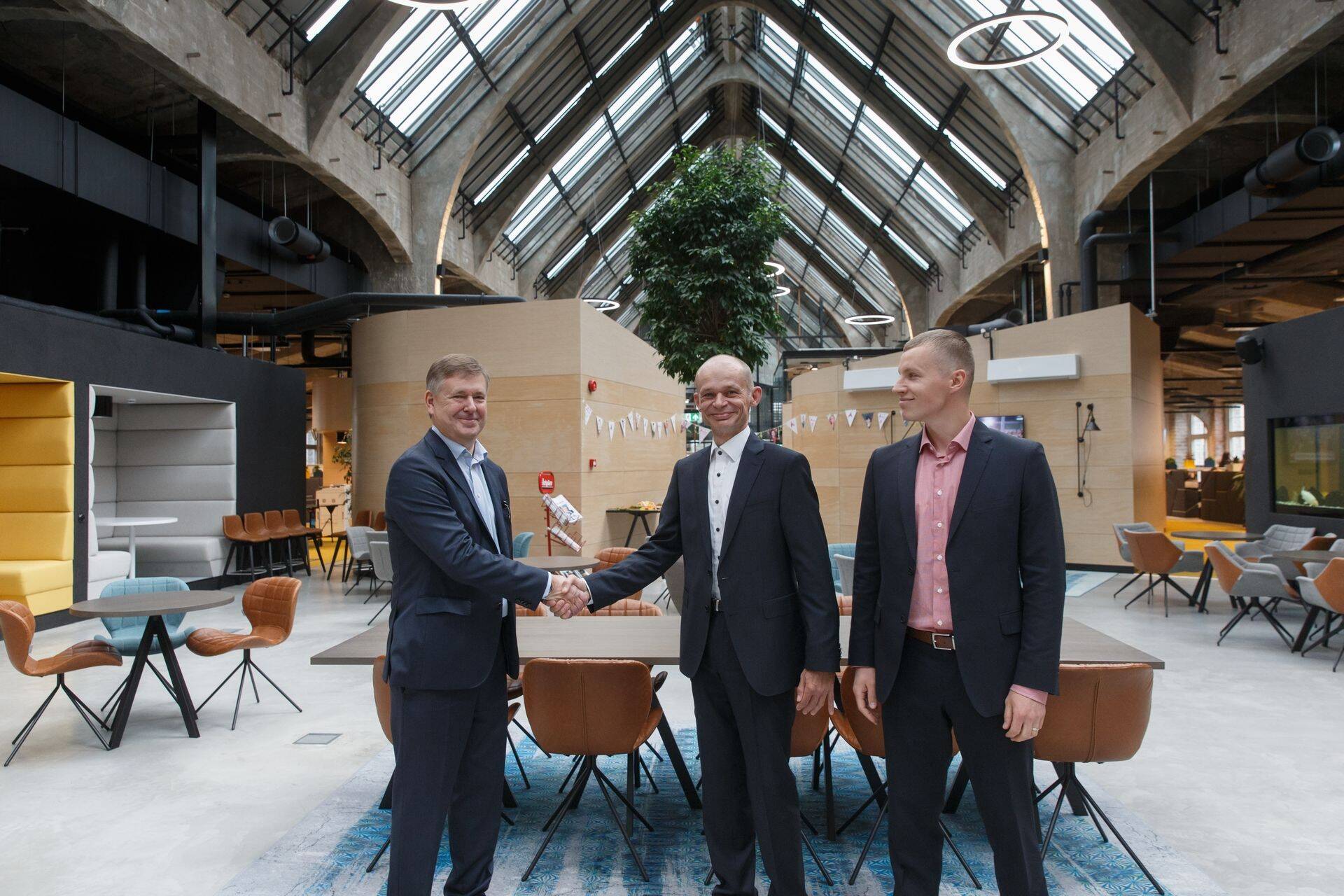 Telia Eesti juht Dan Strömberg, Äripäeva peadirektor Igor Rõtov ja IT Koolituskeskuse juht Martin Palm sõlmisid täna lepingu, mis viib IT Koolituskeskuse Äripäeva alla.