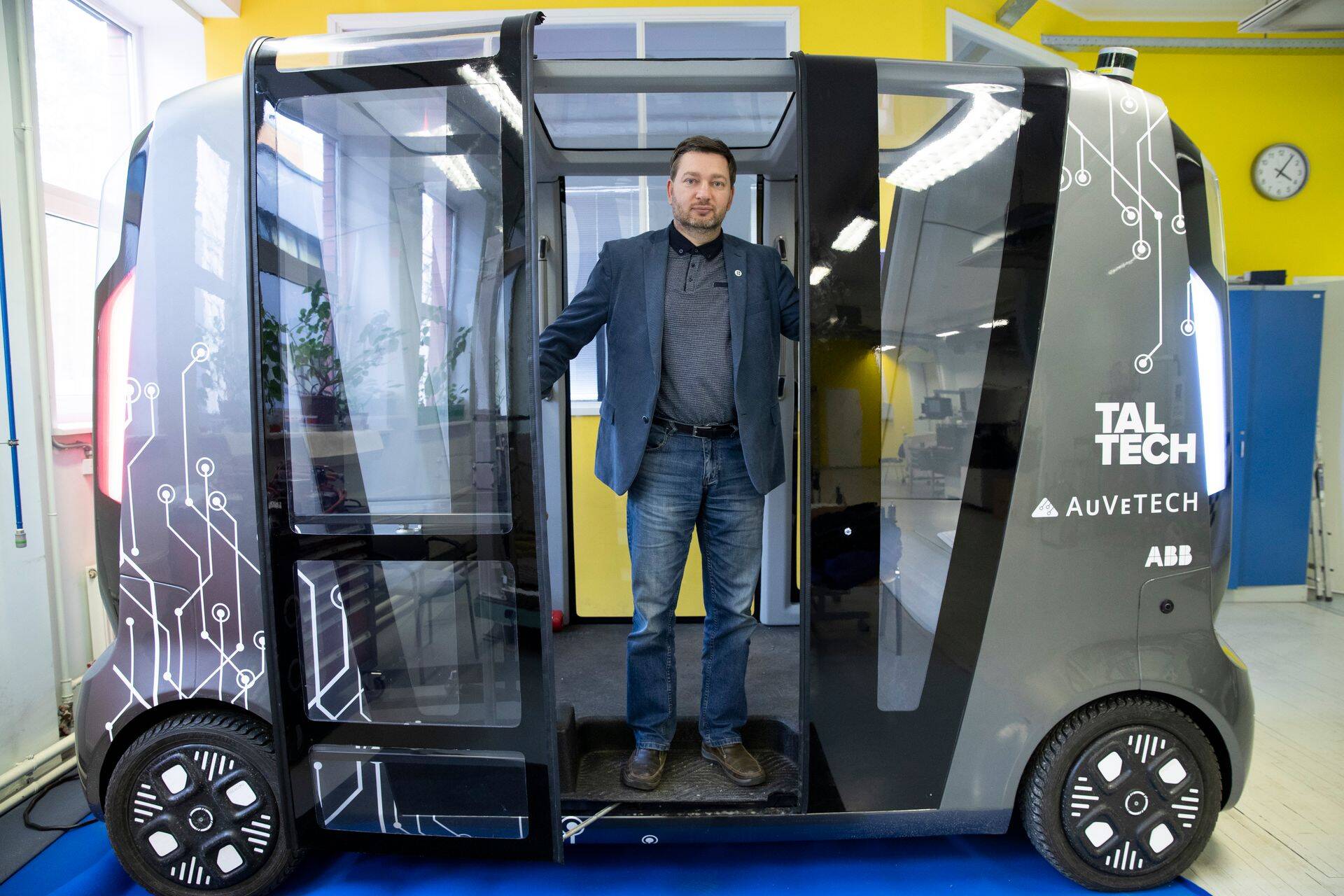Taltechi tootearenduse ja robootika programmijuht Raivo Sell ülikooli laboris Eesti ehitatud isejuhtiva bussiga.